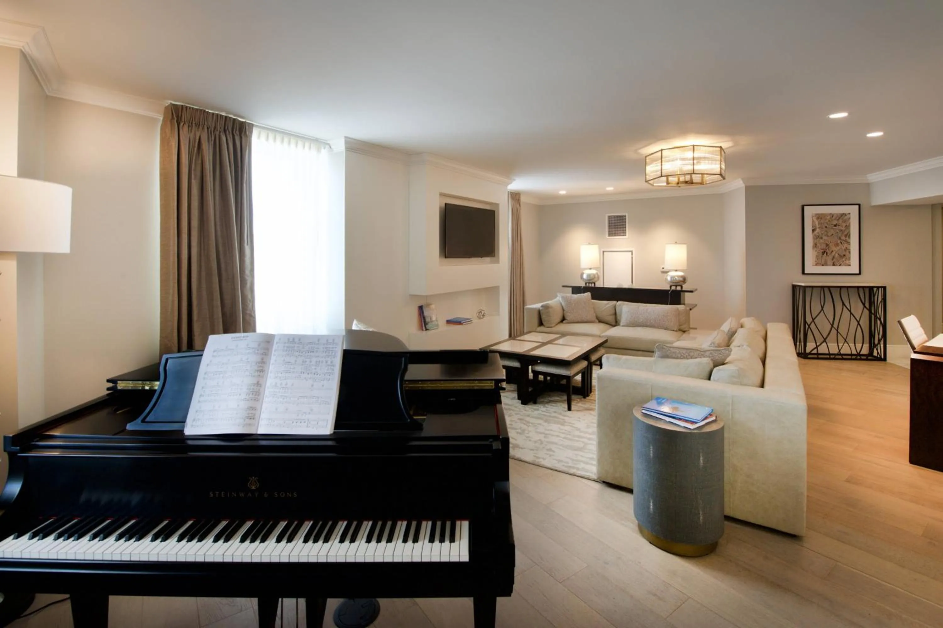 Living room in Marriott Syracuse Downtown