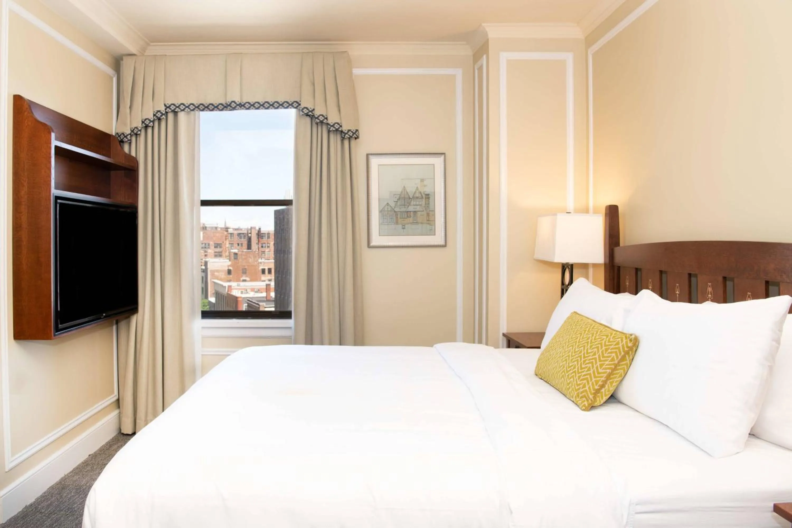 Bedroom, Bed in Marriott Syracuse Downtown