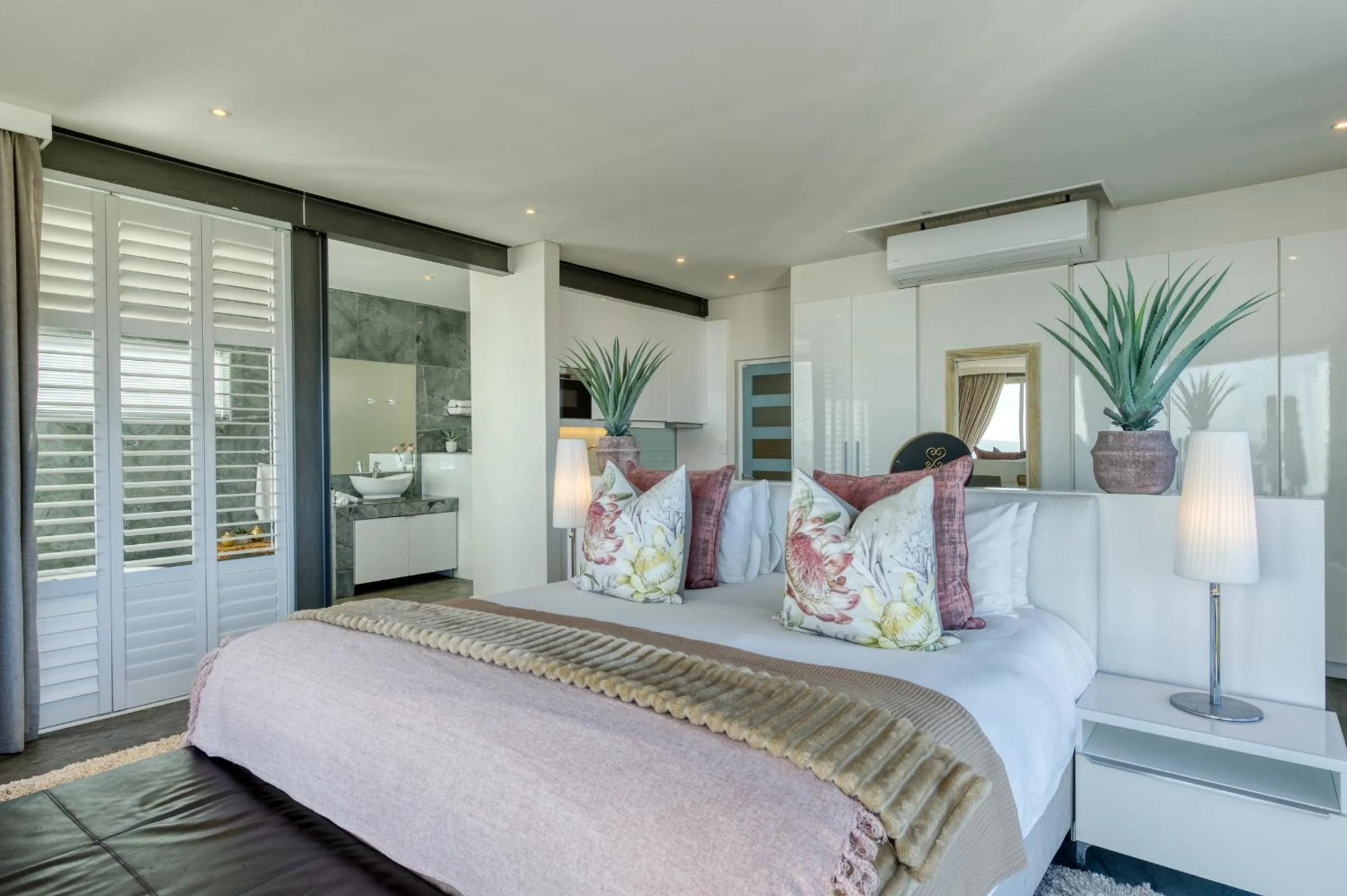 Photo of the whole room, Bed in Atlantic Palms