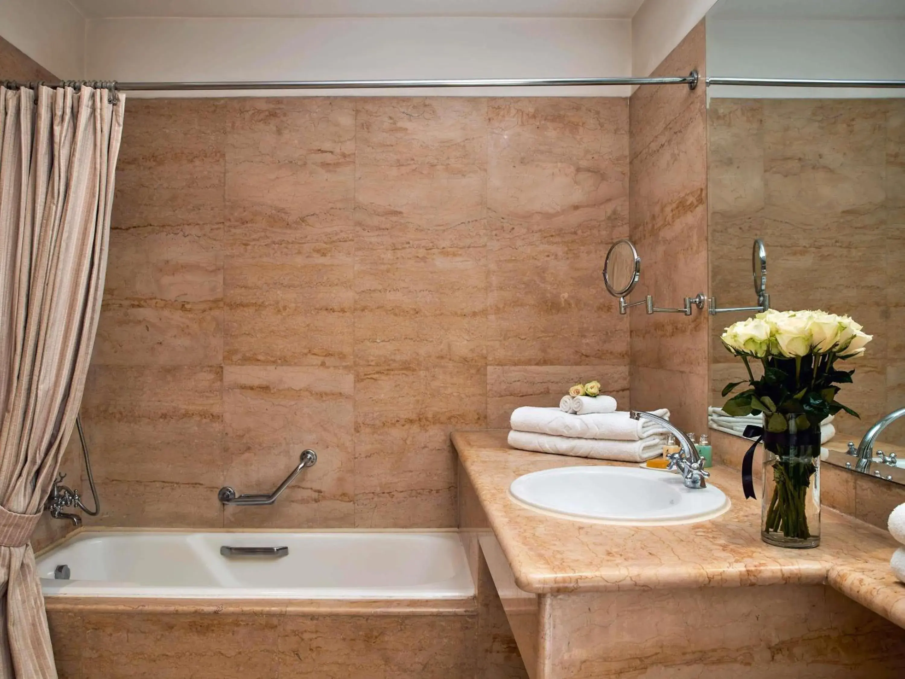 Luxury Twin Room with Garden View in Sofitel Winter Palace Luxor Luxury Twin Room with Garden View in Sofitel Winter Palace Luxor