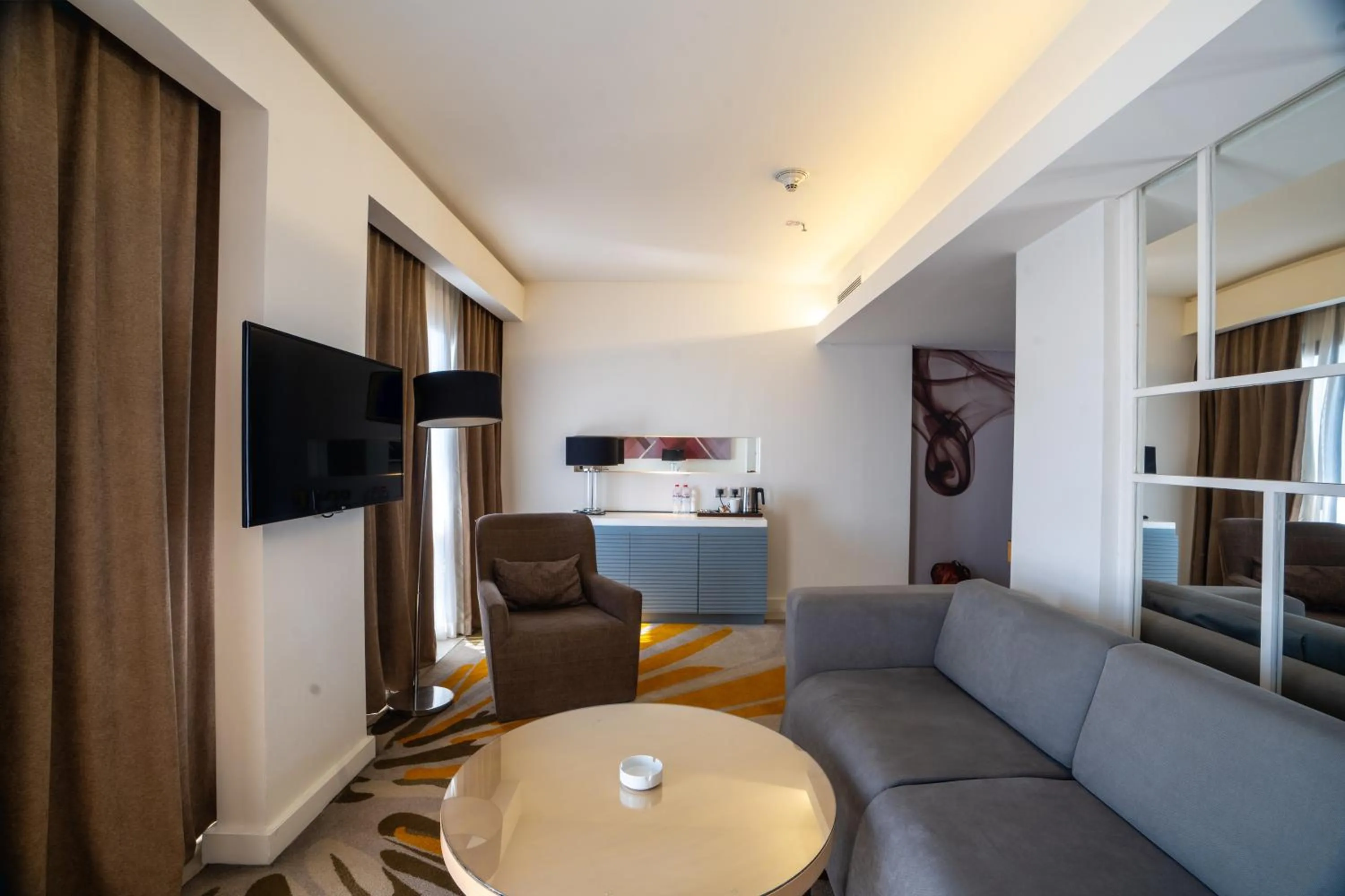 Living room in Holiday Inn Cairo Maadi by IHG