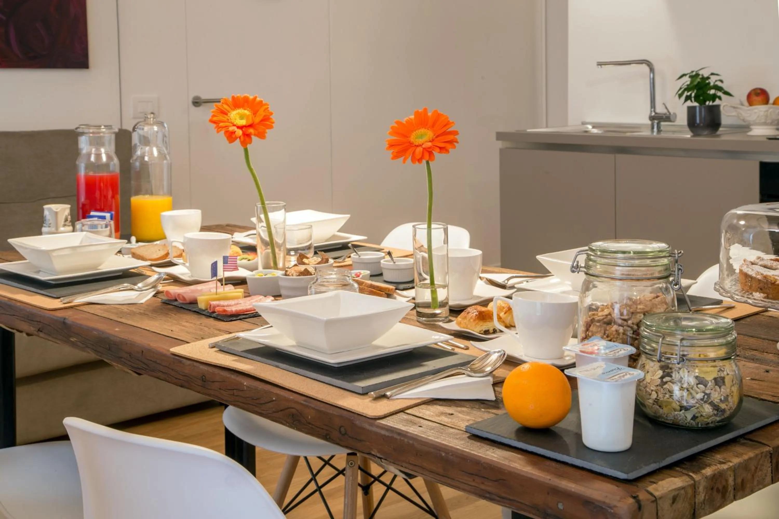 Communal kitchen in Belli36rooms near Spanish step and Vatican City