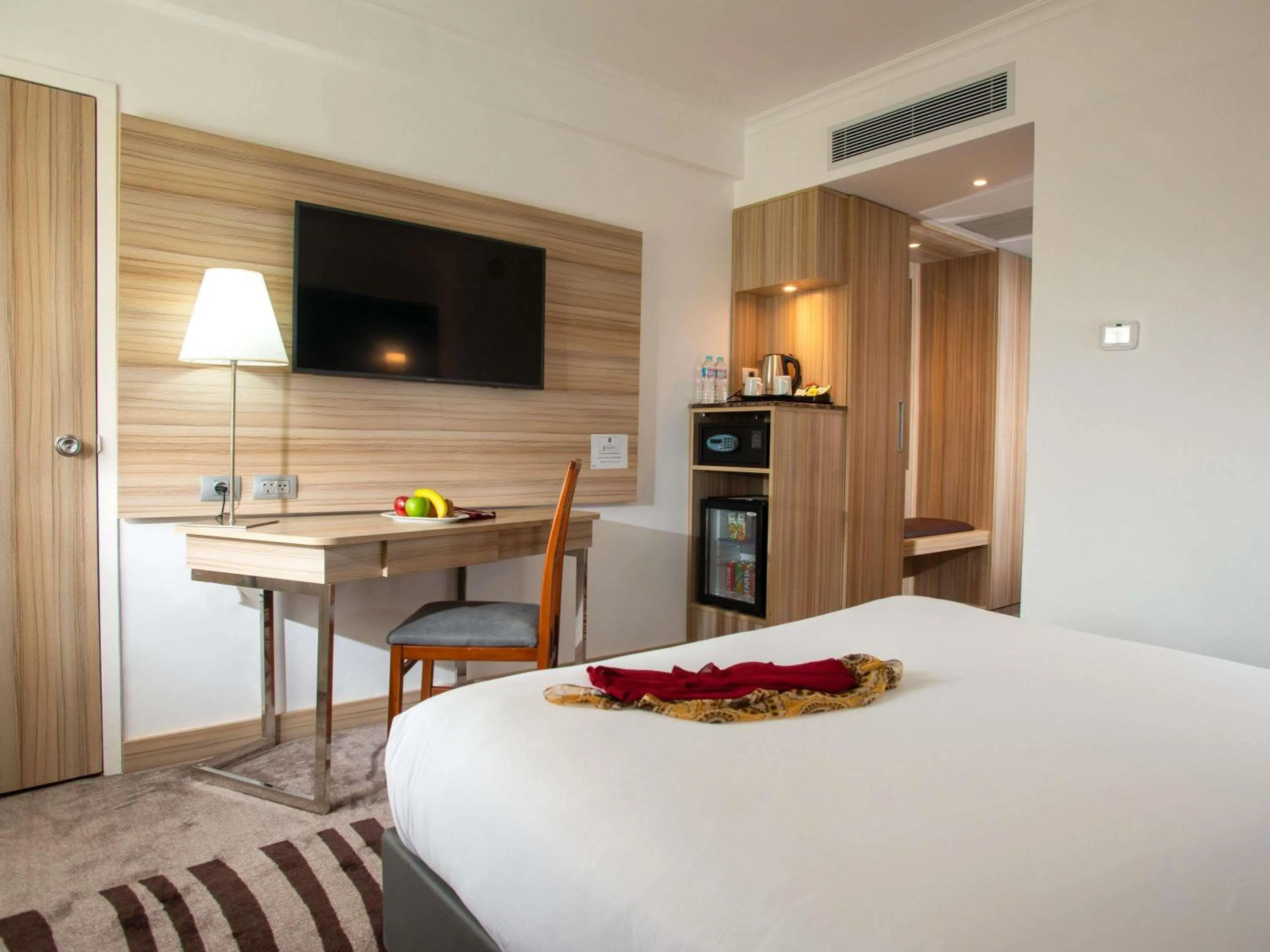 Bedroom, Bed in Novotel Cairo Airport