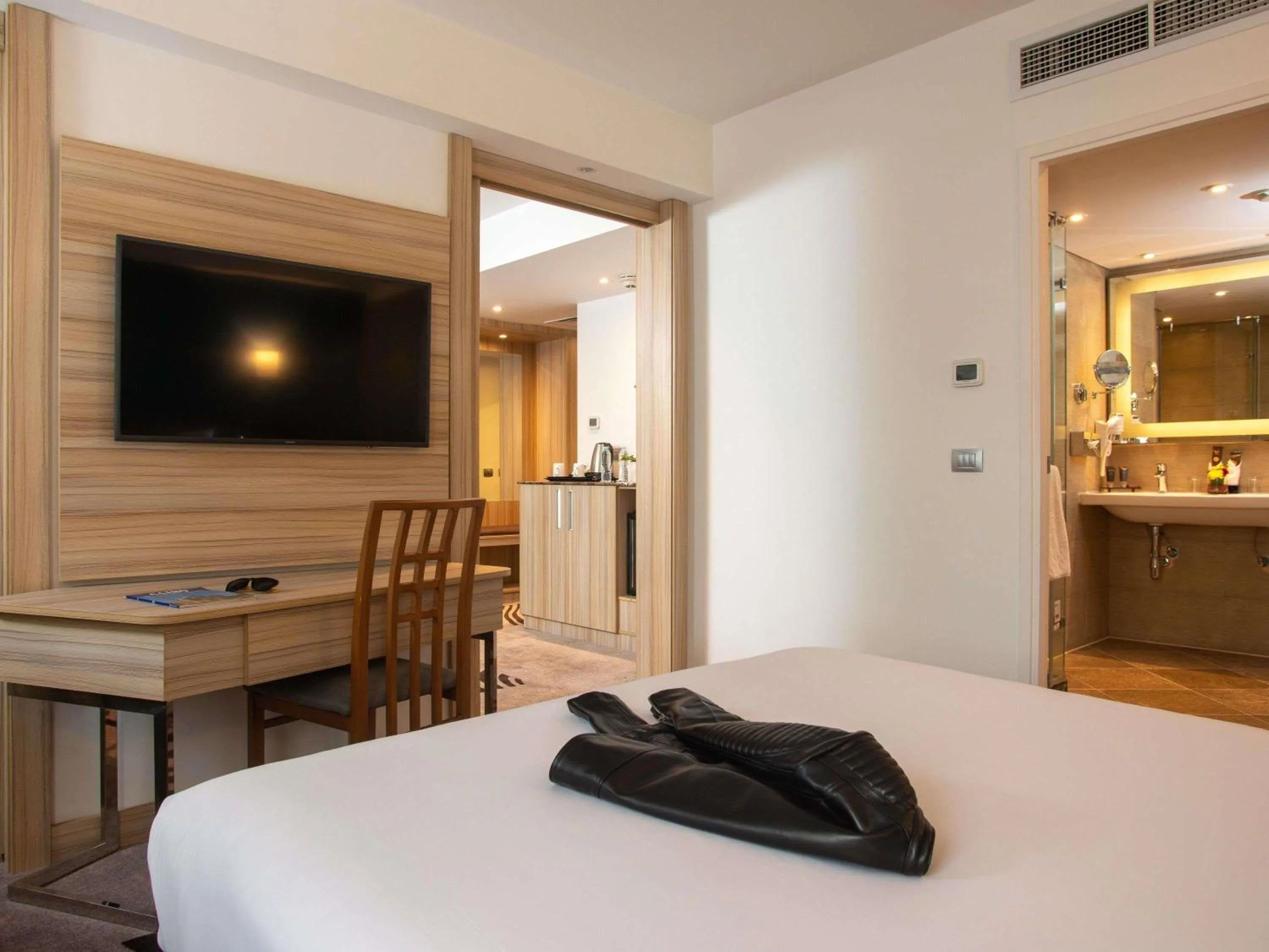 Bedroom, Bed in Novotel Cairo Airport