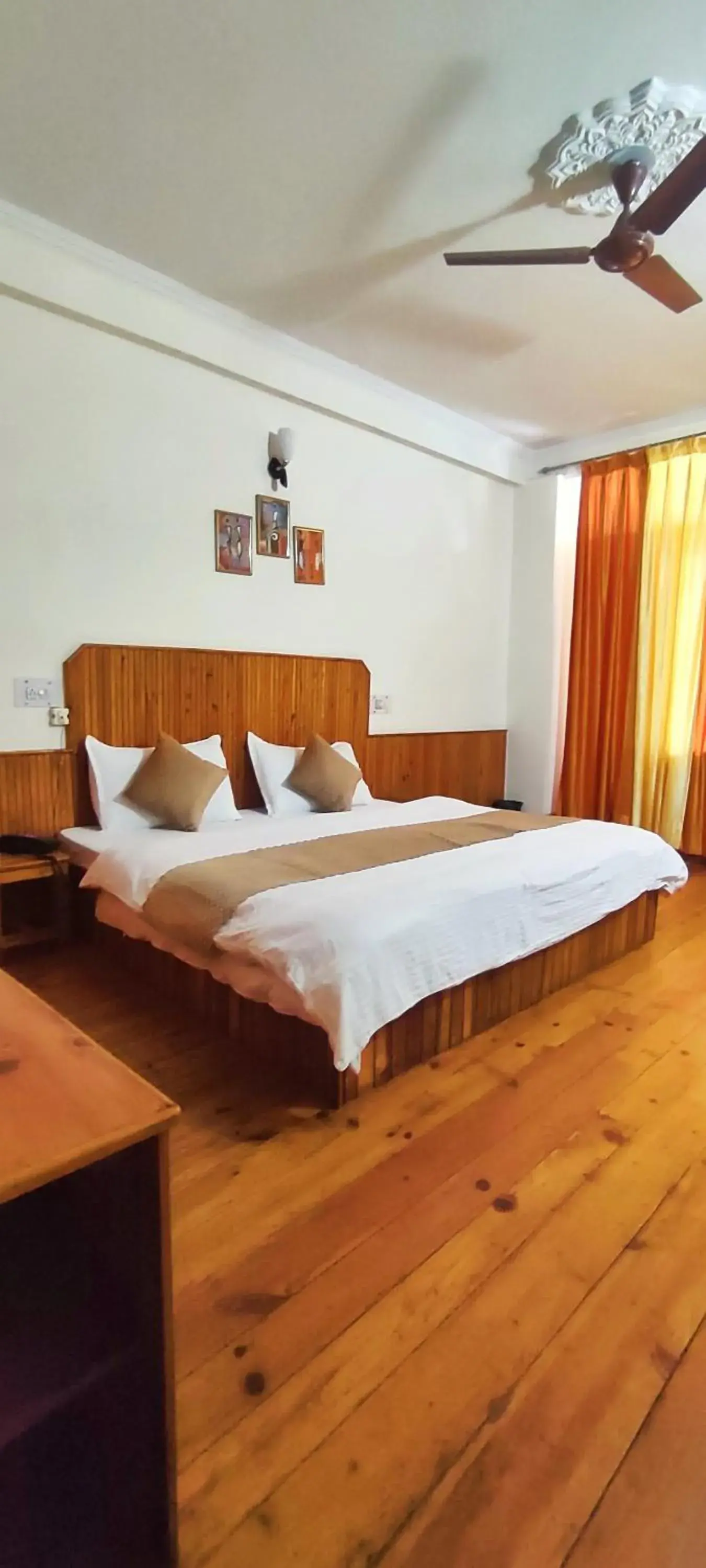 Double Room with Mountain View in Soham's Chateau De Naggar - Manali Double Room with Mountain View in Soham's Chateau De Naggar - Manali