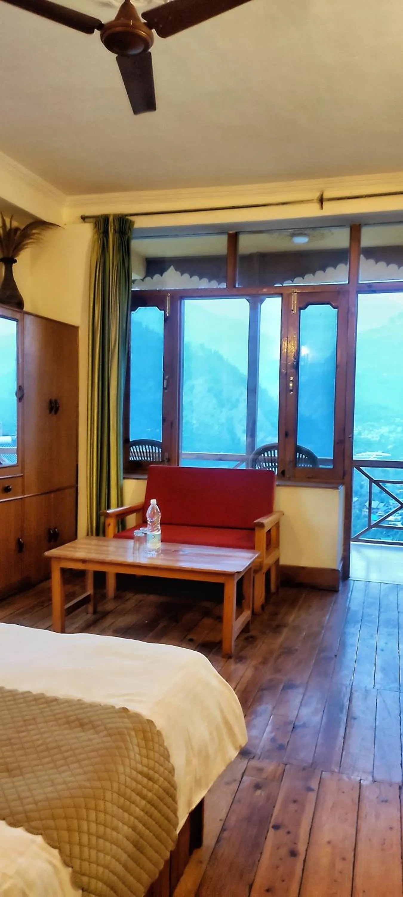 Soham's Chateau De Naggar - Manali