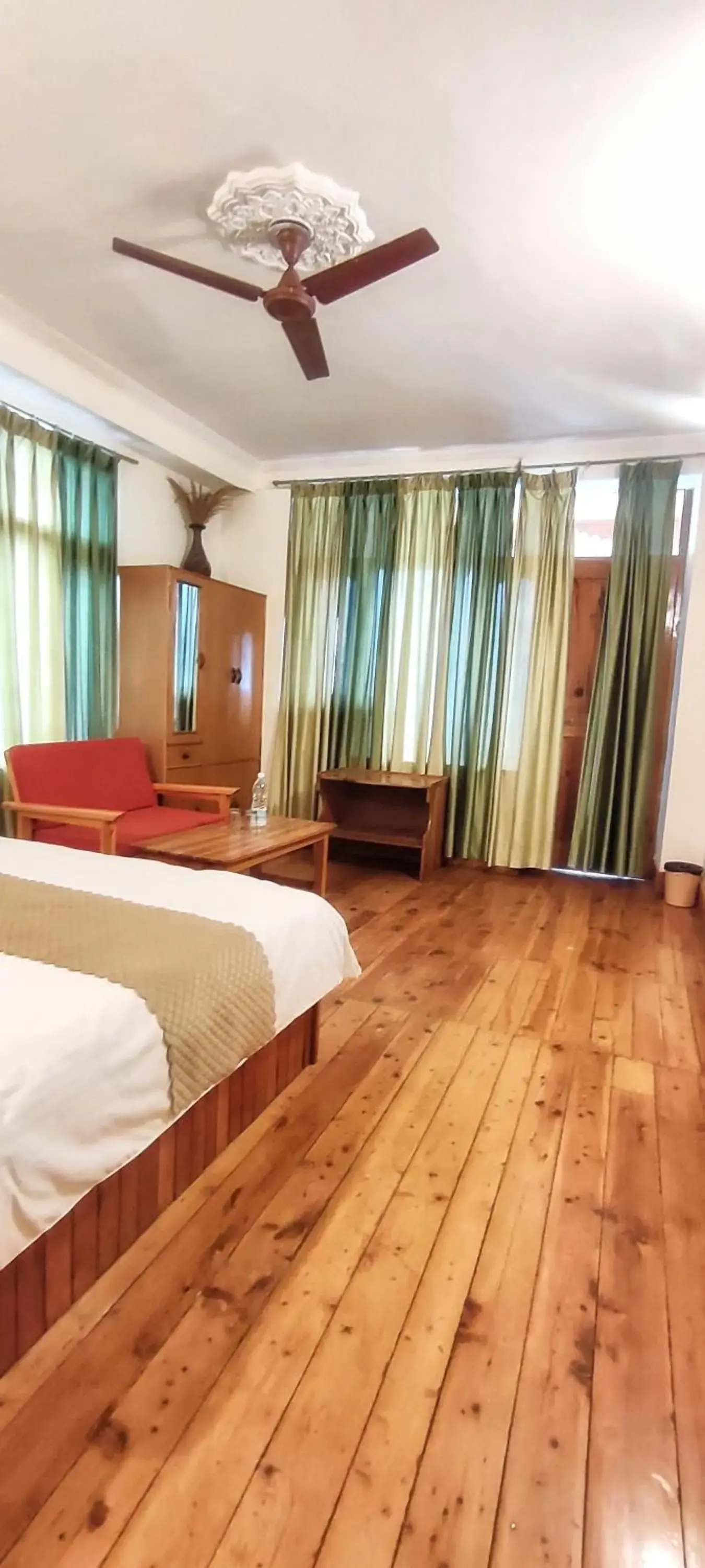 Double Room with Mountain View in Soham's Chateau De Naggar - Manali Double Room with Mountain View in Soham's Chateau De Naggar - Manali