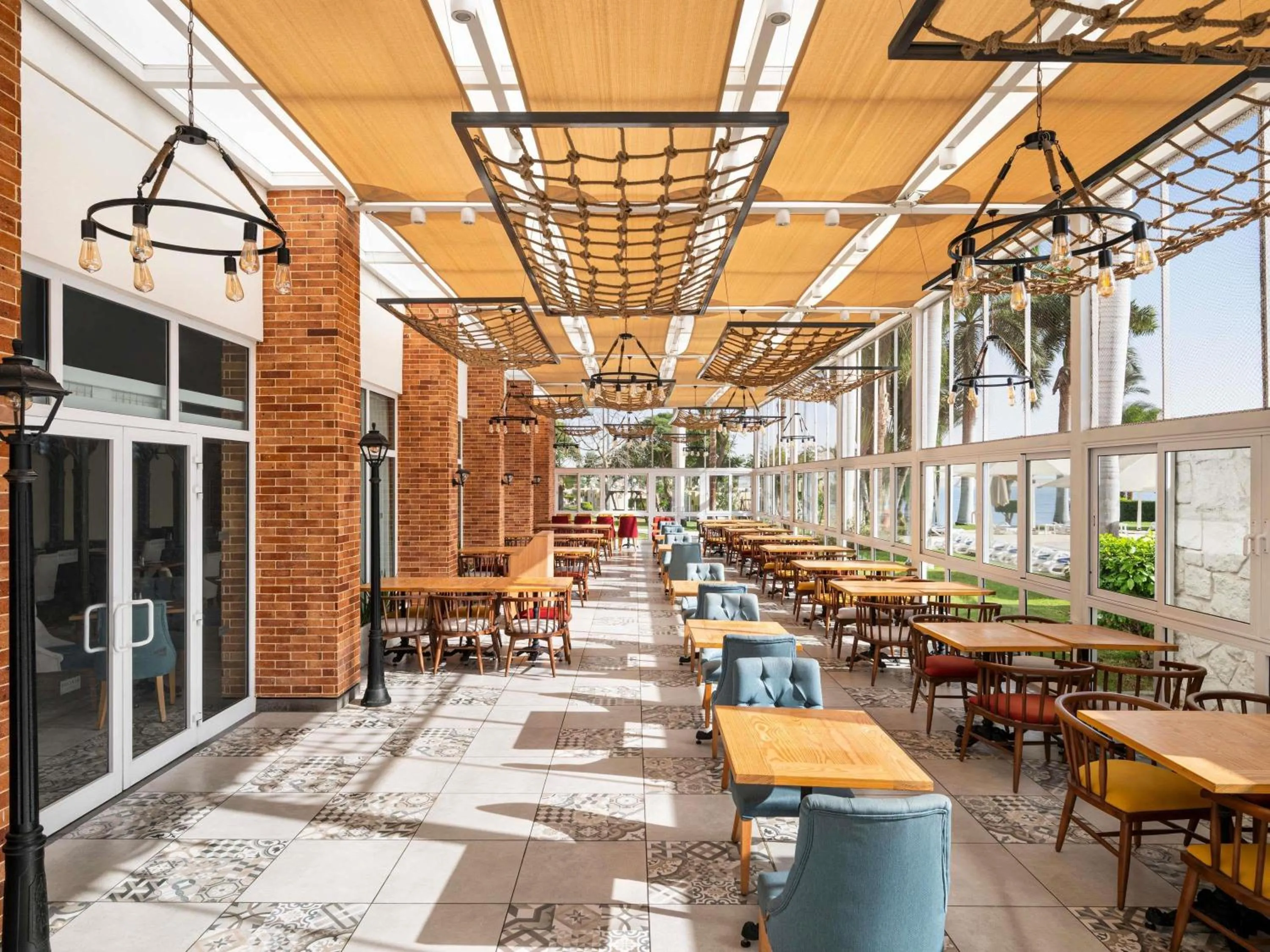 Restaurant/places to eat in Mercure Ismailia Forsan Island