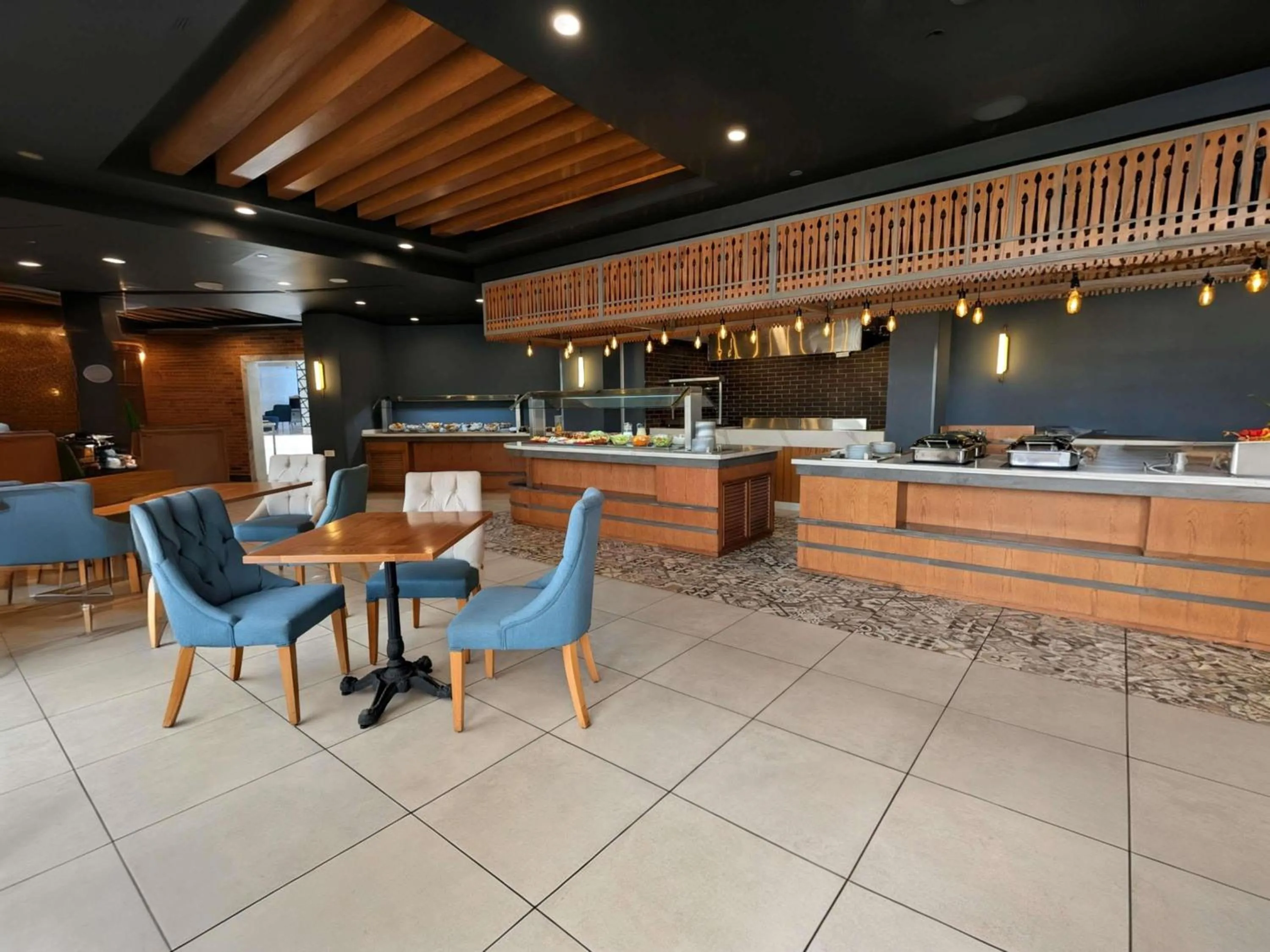 Restaurant/places to eat in Mercure Ismailia Forsan Island