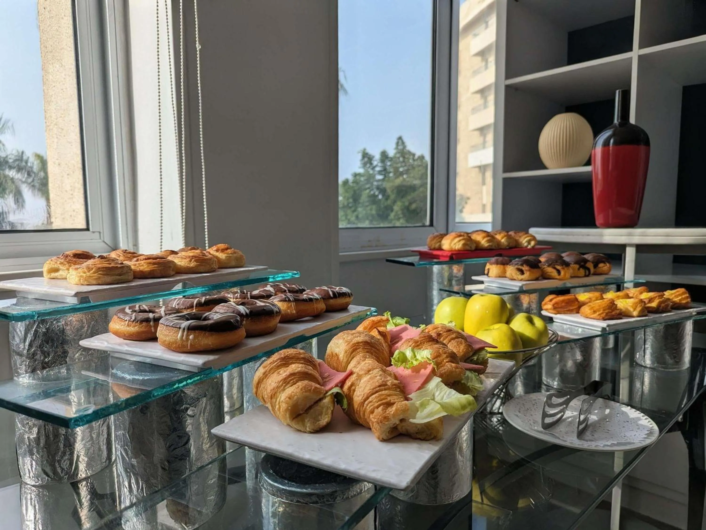 Restaurant/places to eat in Mercure Ismailia Forsan Island