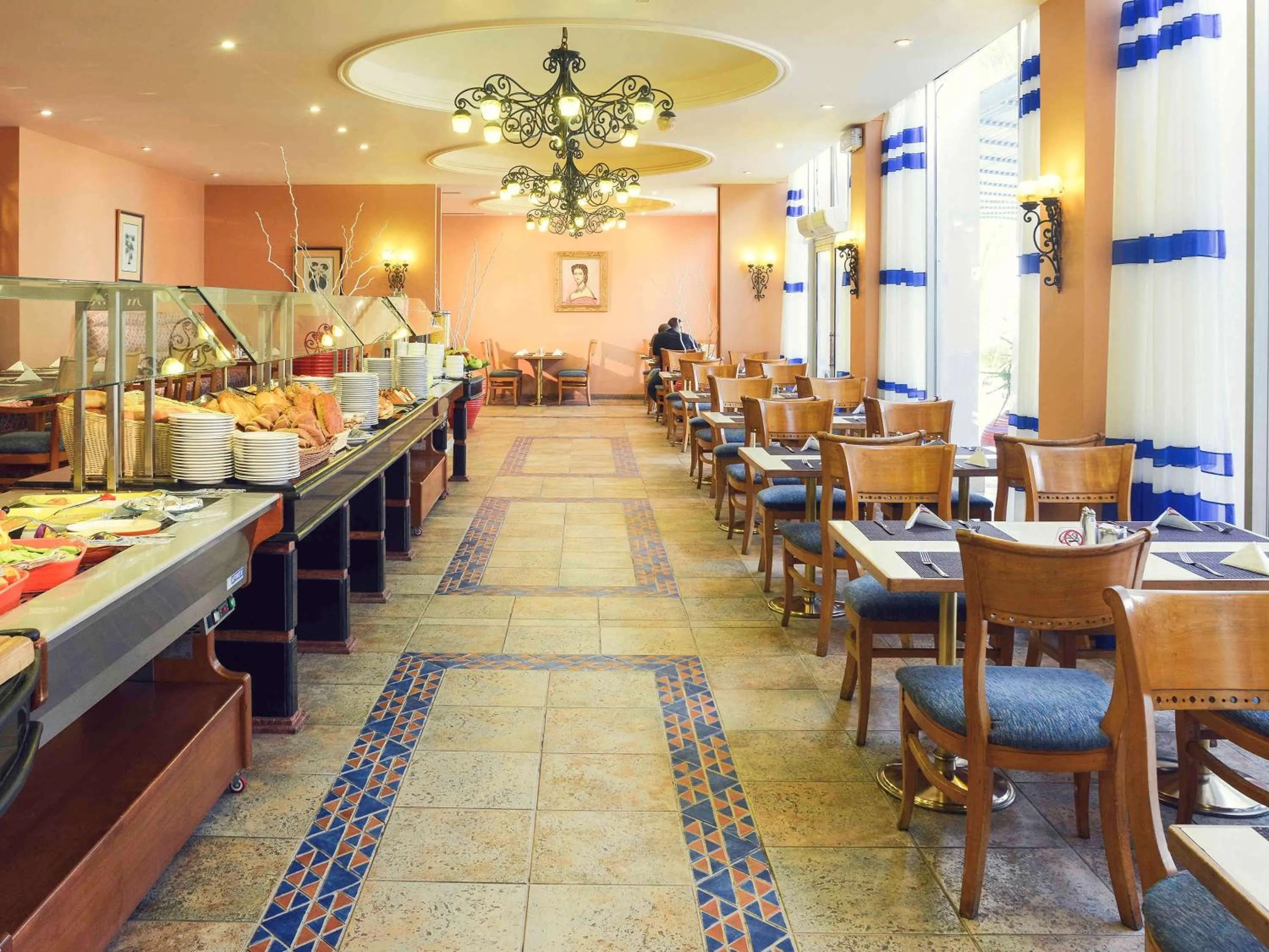 Restaurant/places to eat in Mercure Ismailia Forsan Island