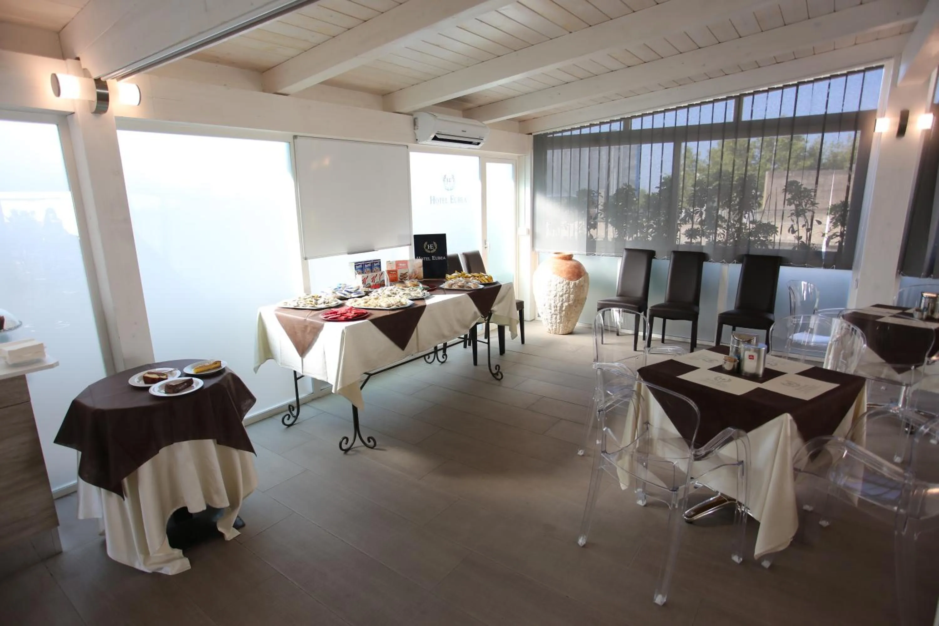 Restaurant/places to eat in Hotel Eubea