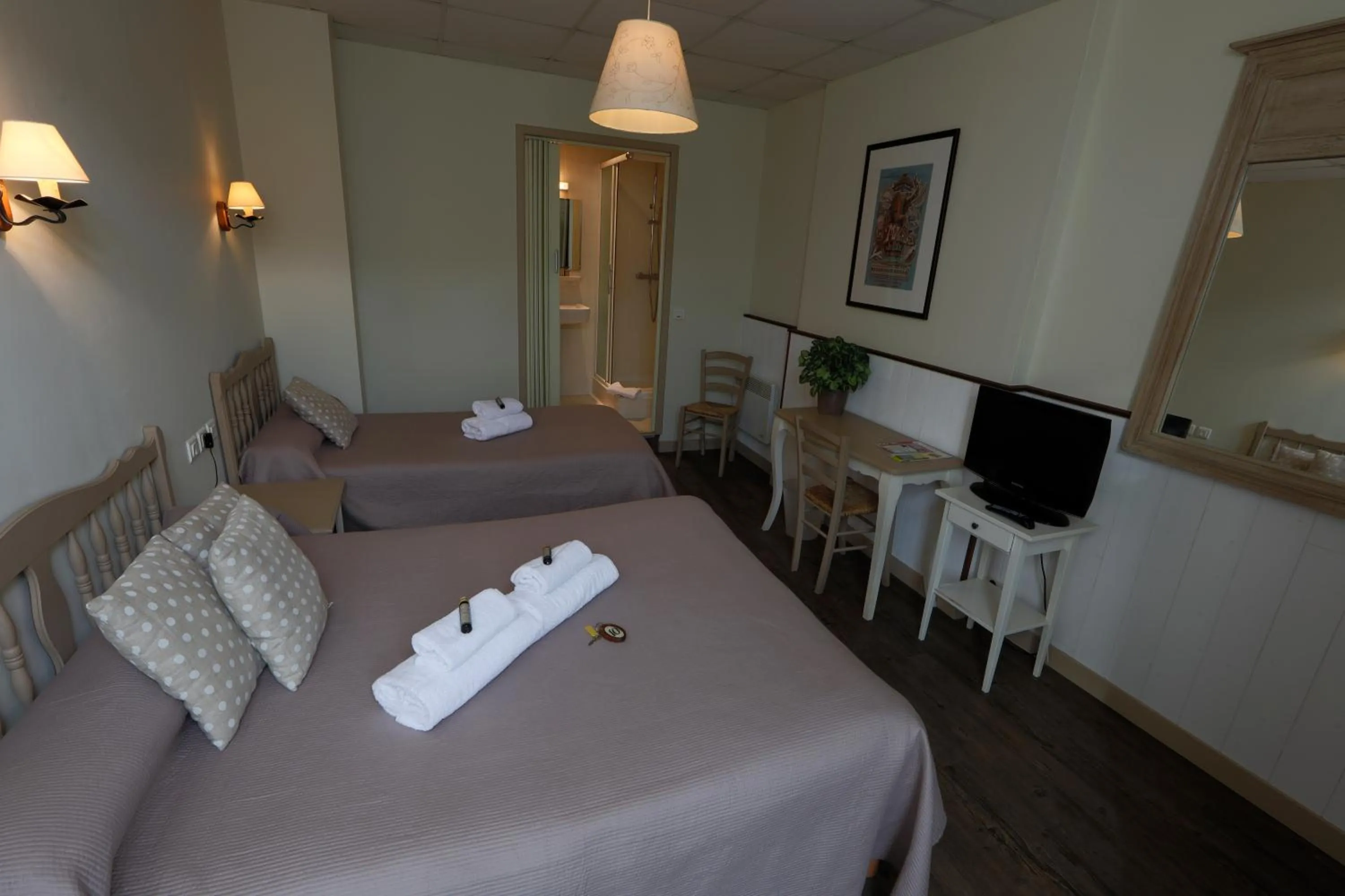 Photo of the whole room, Bed in Au Fin Gourmet