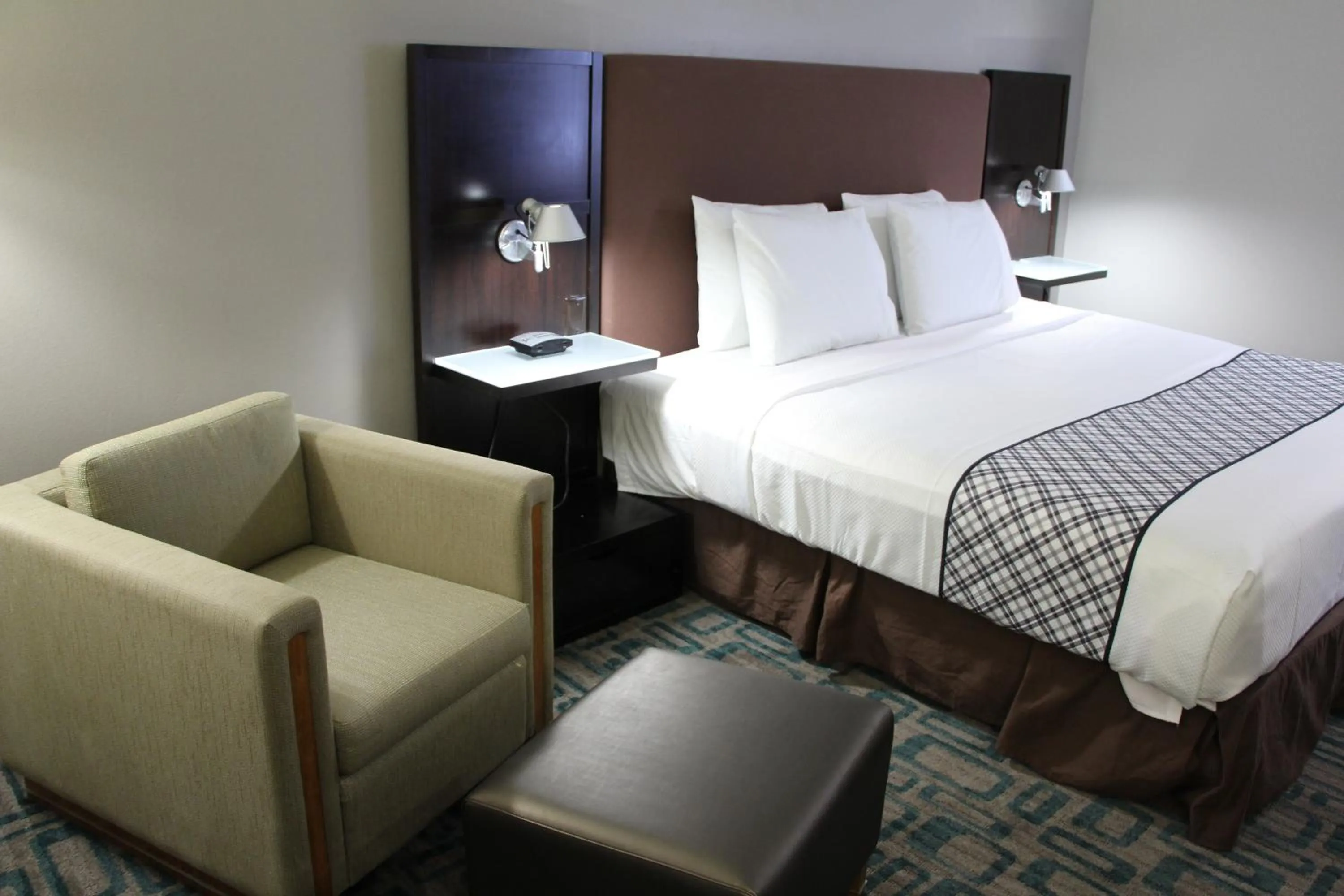 Bed in Westbridge Inn & Suites