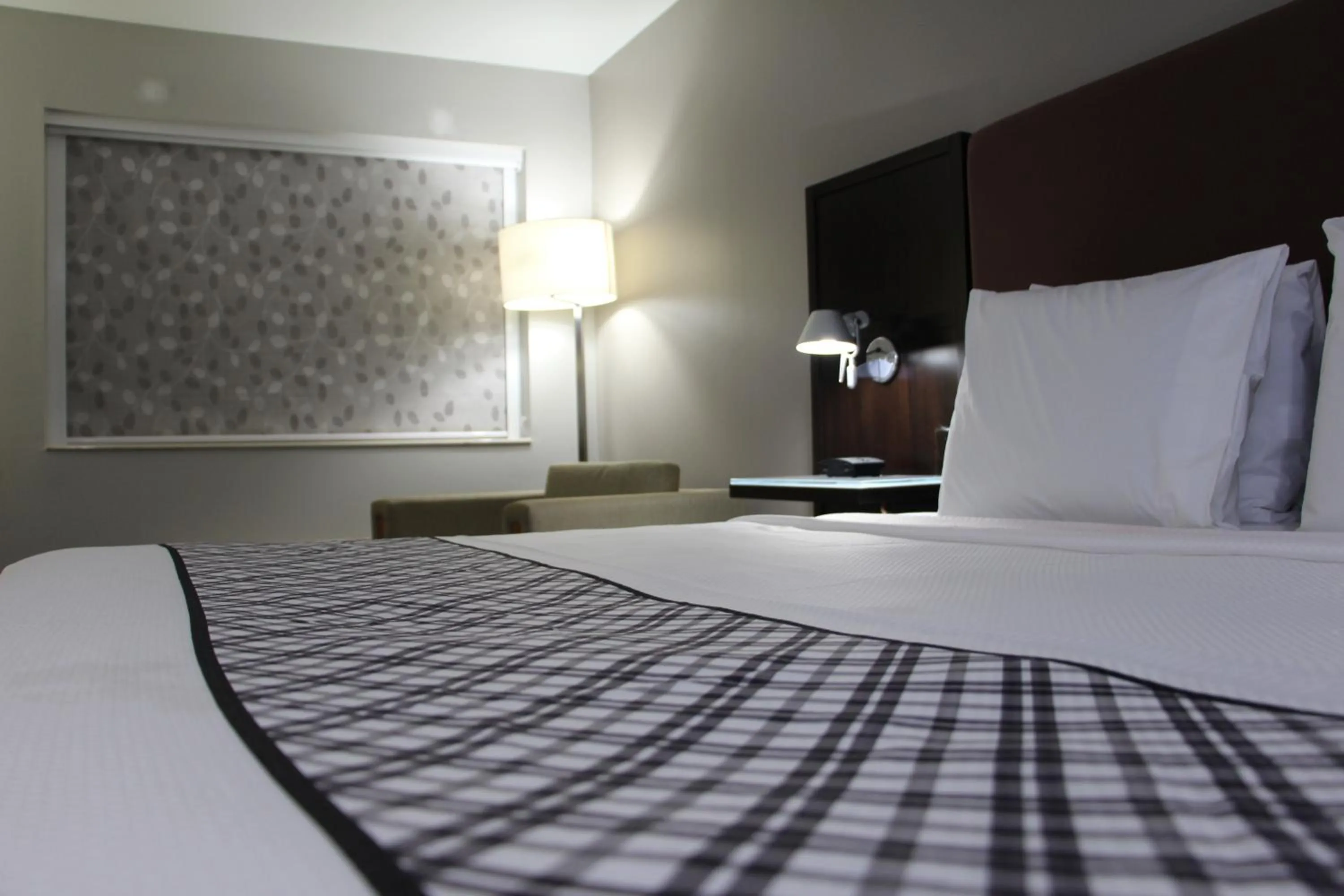Bed in Westbridge Inn & Suites