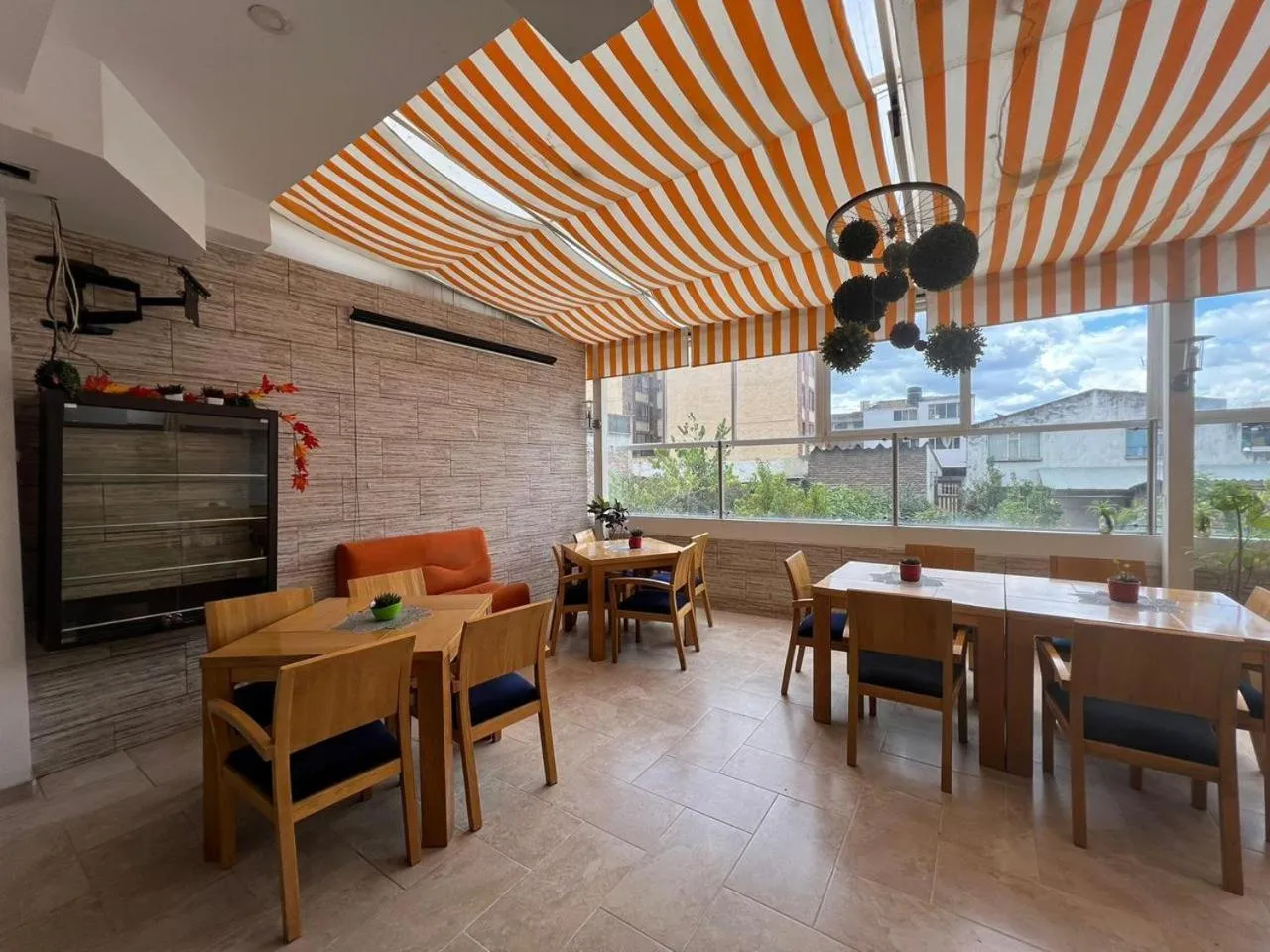 Restaurant/places to eat in Hotel H53