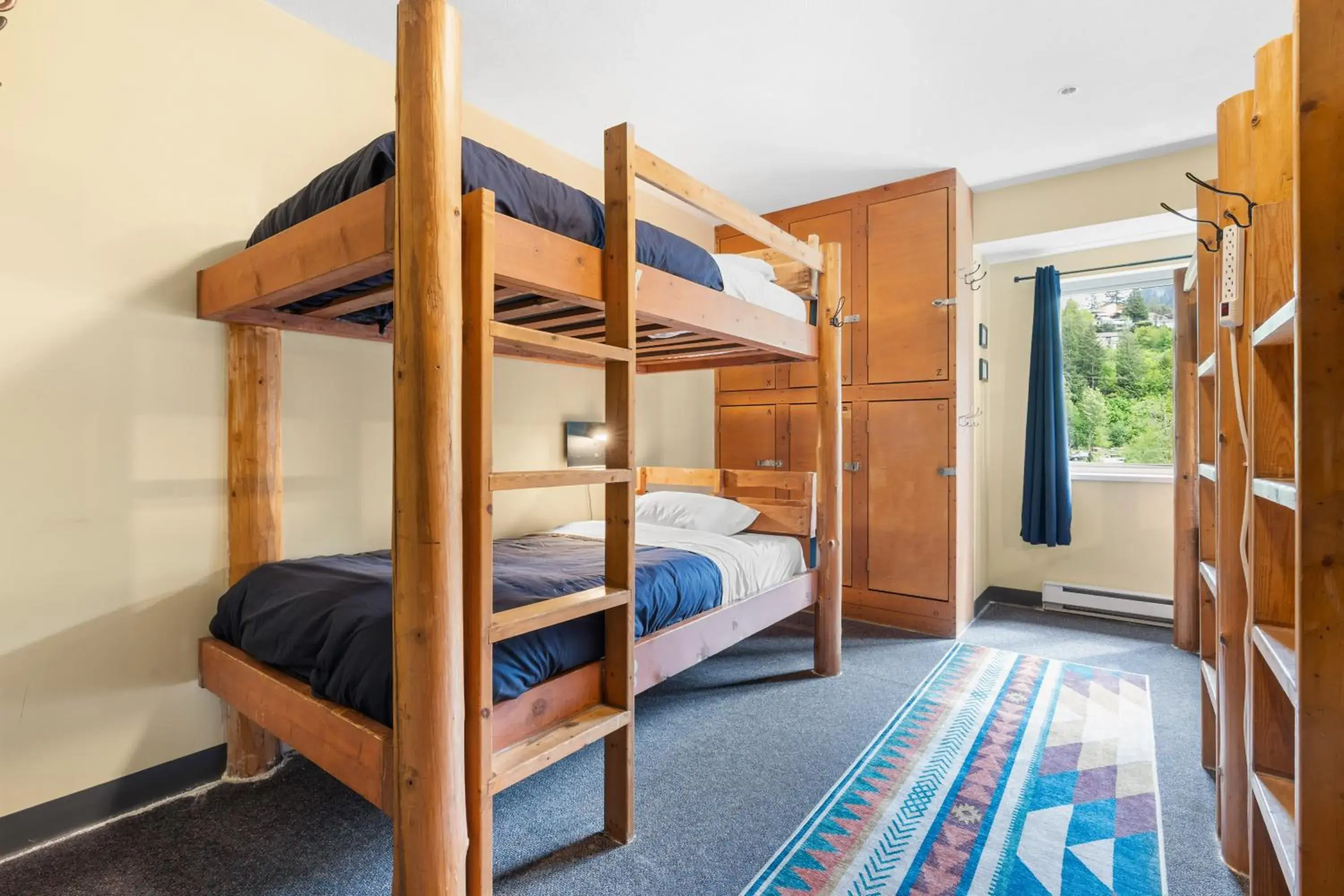 Private Room with 6 Single Beds and Shared Bathroom in Squamish Adventure Inn Private Room with 6 Single Beds and Shared Bathroom in Squamish Adventure Inn