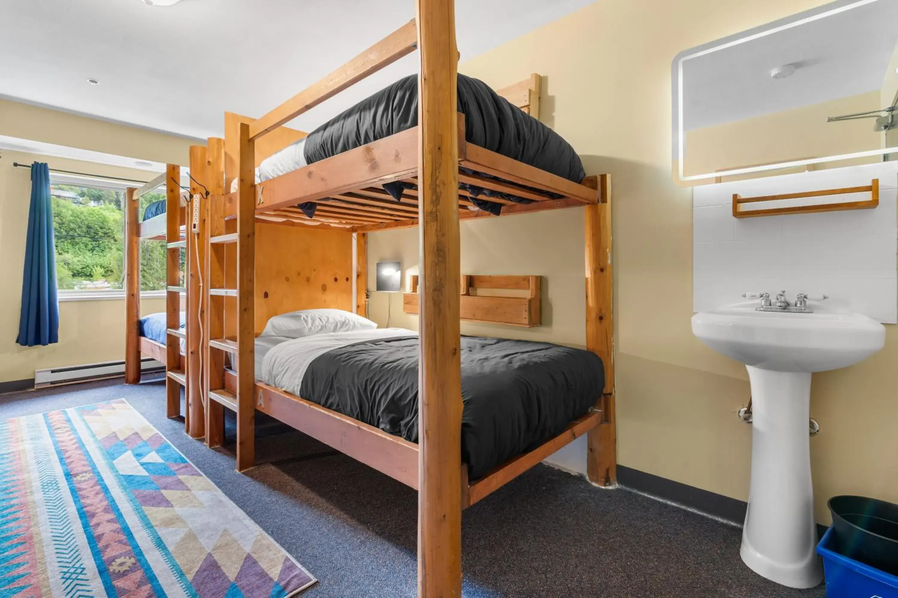 Bed in 6-Bed Female Dormitory Room with Shared Bathroom in Squamish Adventure Inn Bed in 6-Bed Female Dormitory Room with Shared Bathroom in Squamish Adventure Inn