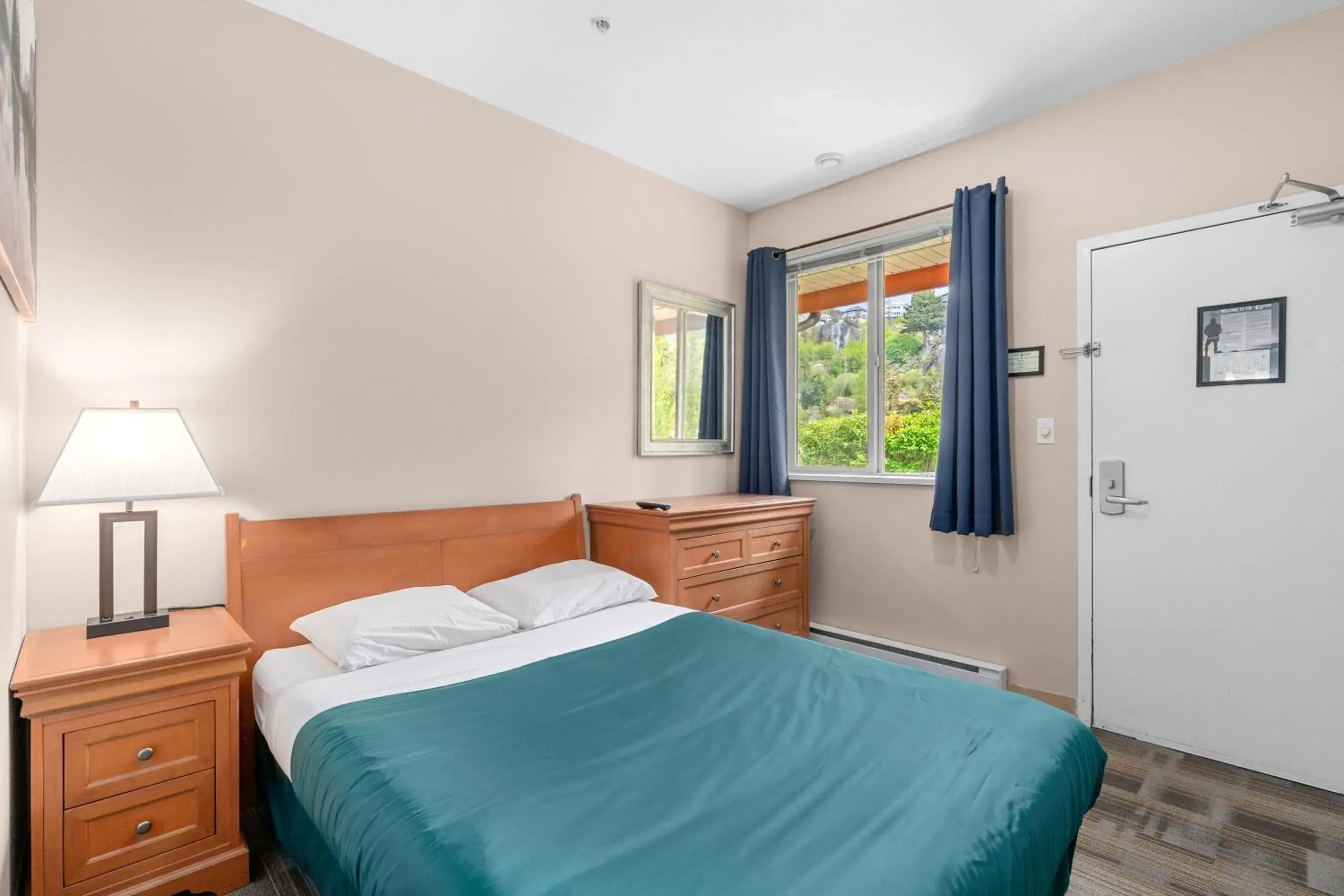 Hotel-Style Double Plus Room in Squamish Adventure Inn Hotel-Style Double Plus Room in Squamish Adventure Inn