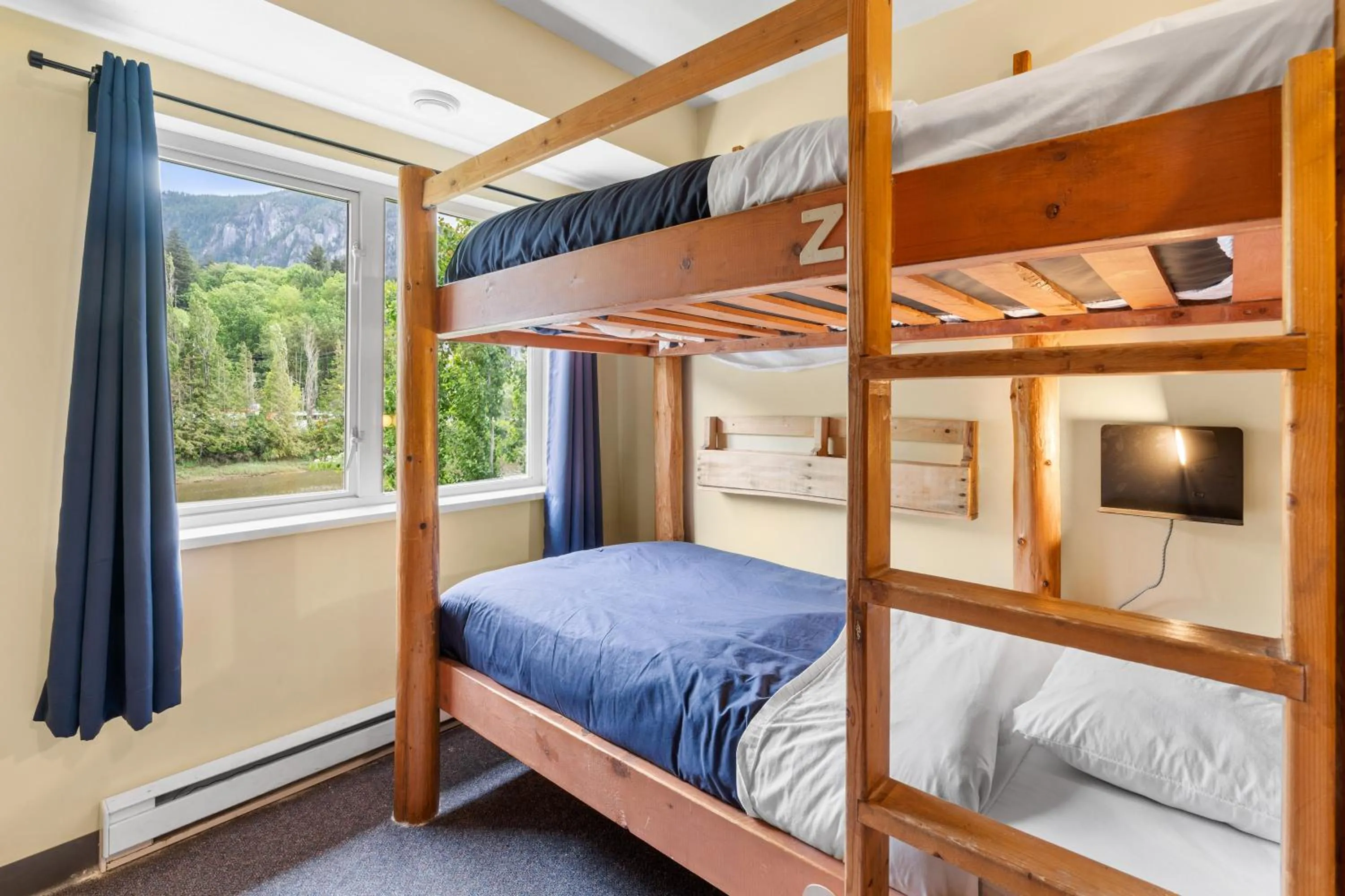 Photo of the whole room, Bed in Squamish Adventure Inn