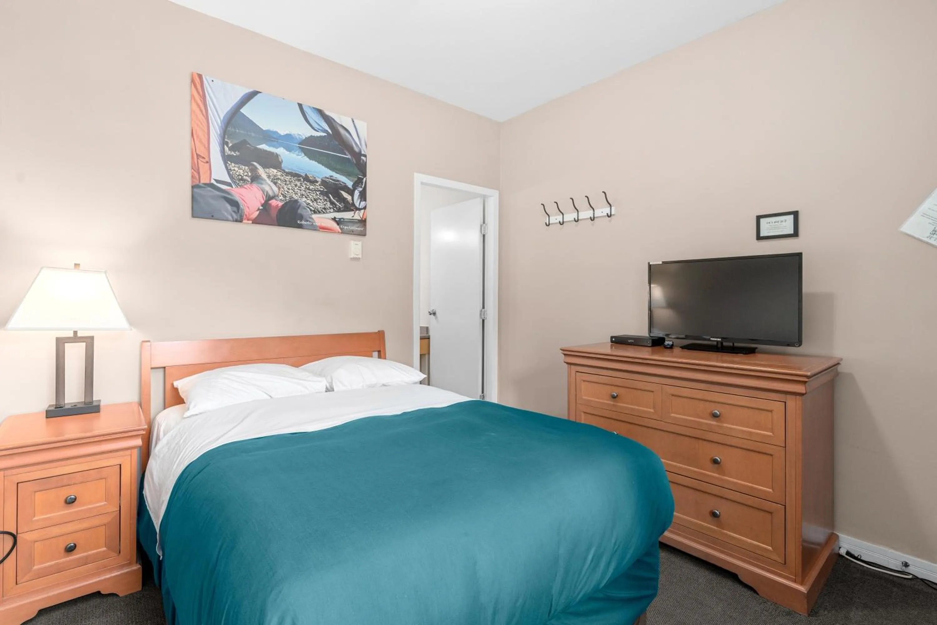 Photo of the whole room, Bed in Squamish Adventure Inn