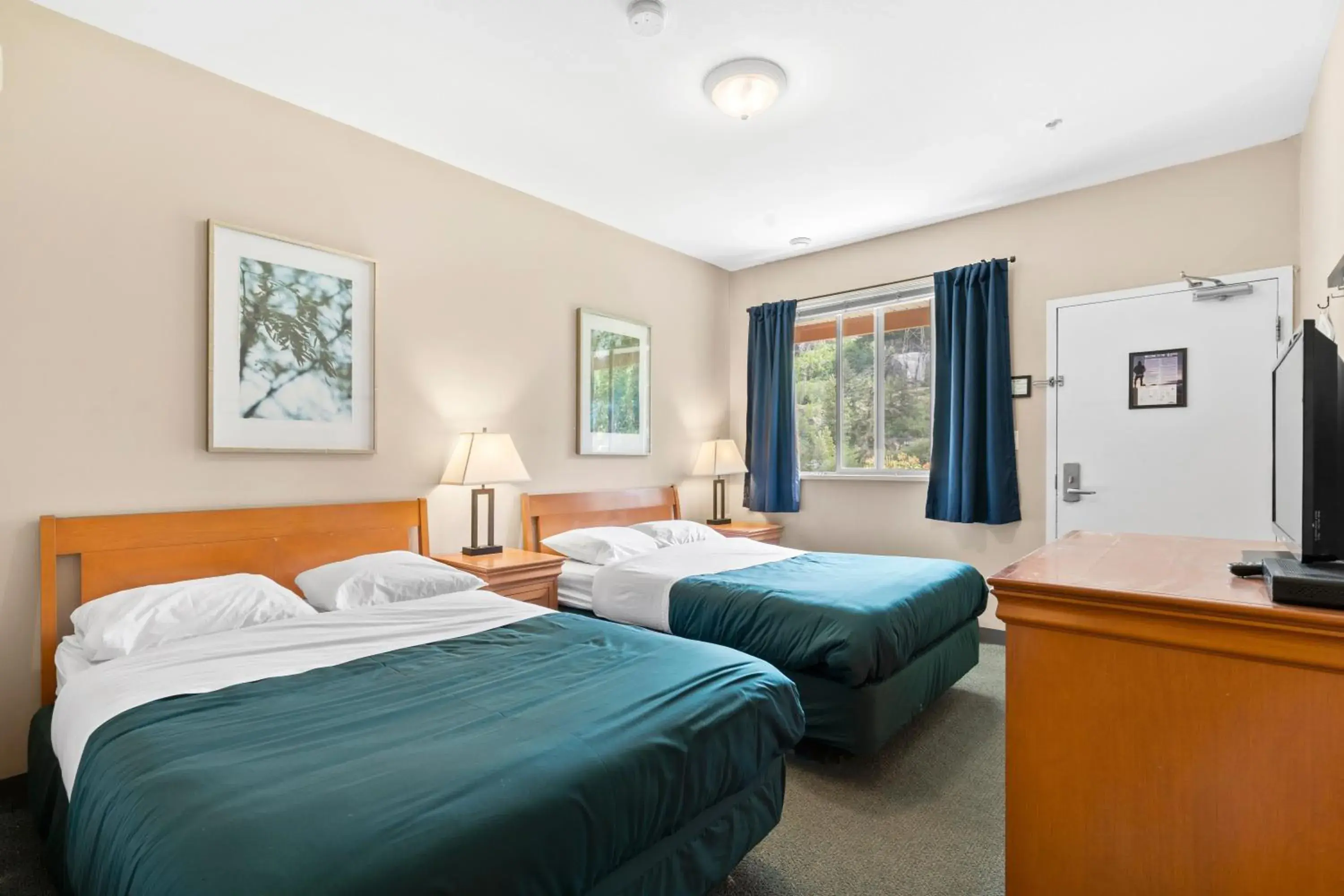 Hotel-Style Quadruple Room in Squamish Adventure Inn Hotel-Style Quadruple Room in Squamish Adventure Inn