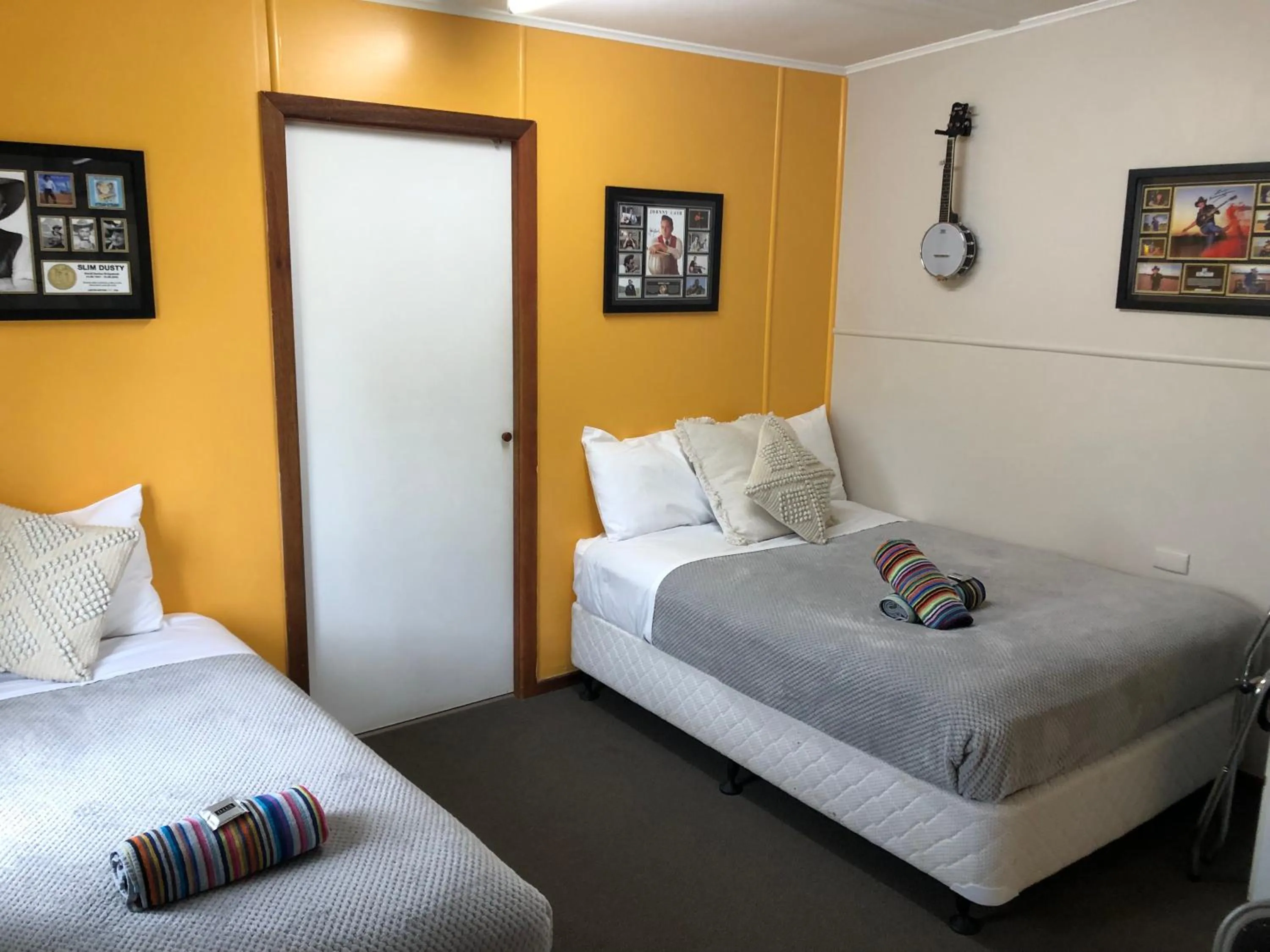 Bedroom, Bed in Acacia Motel