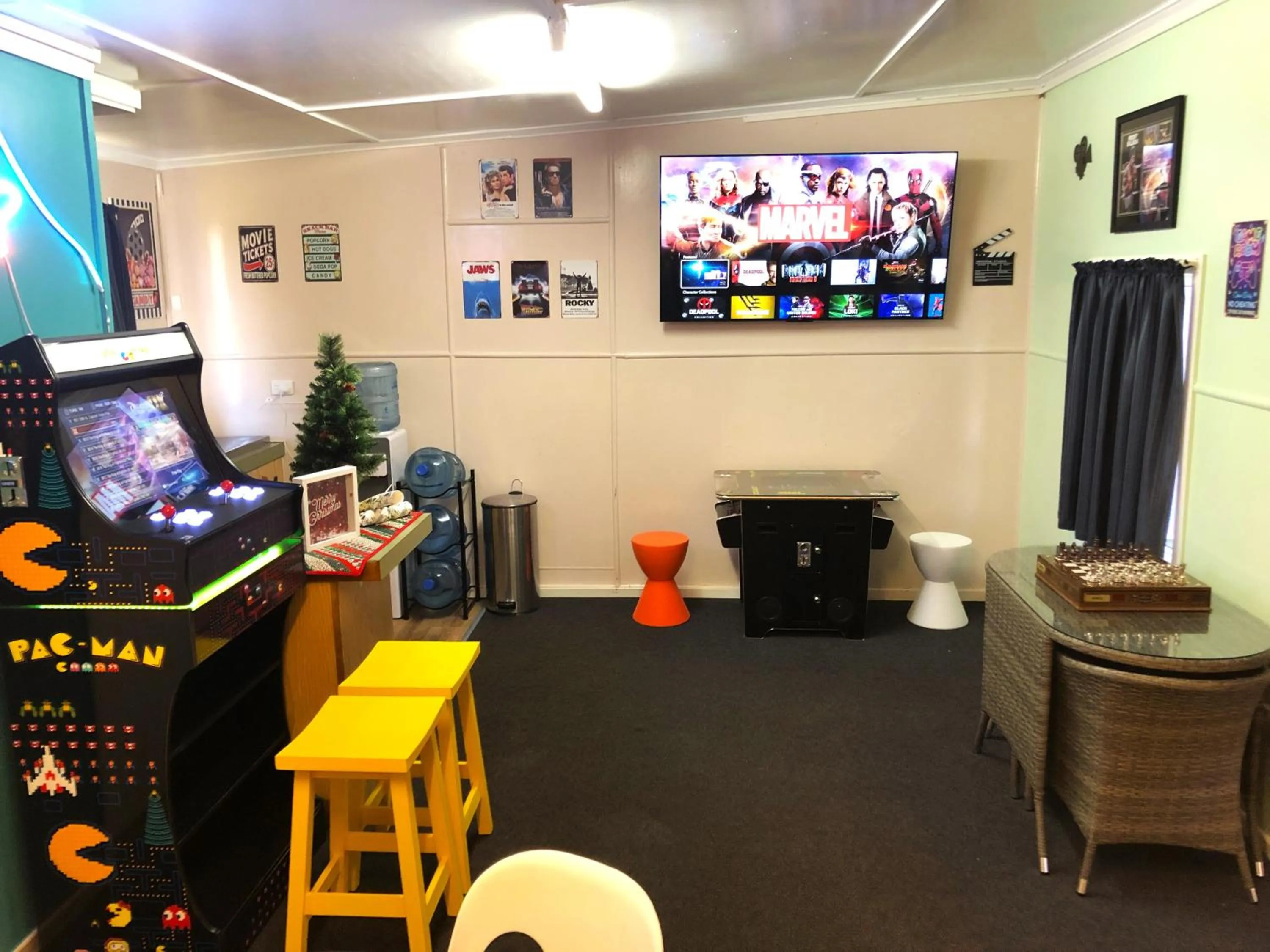 Communal lounge/ TV room in Acacia Motel