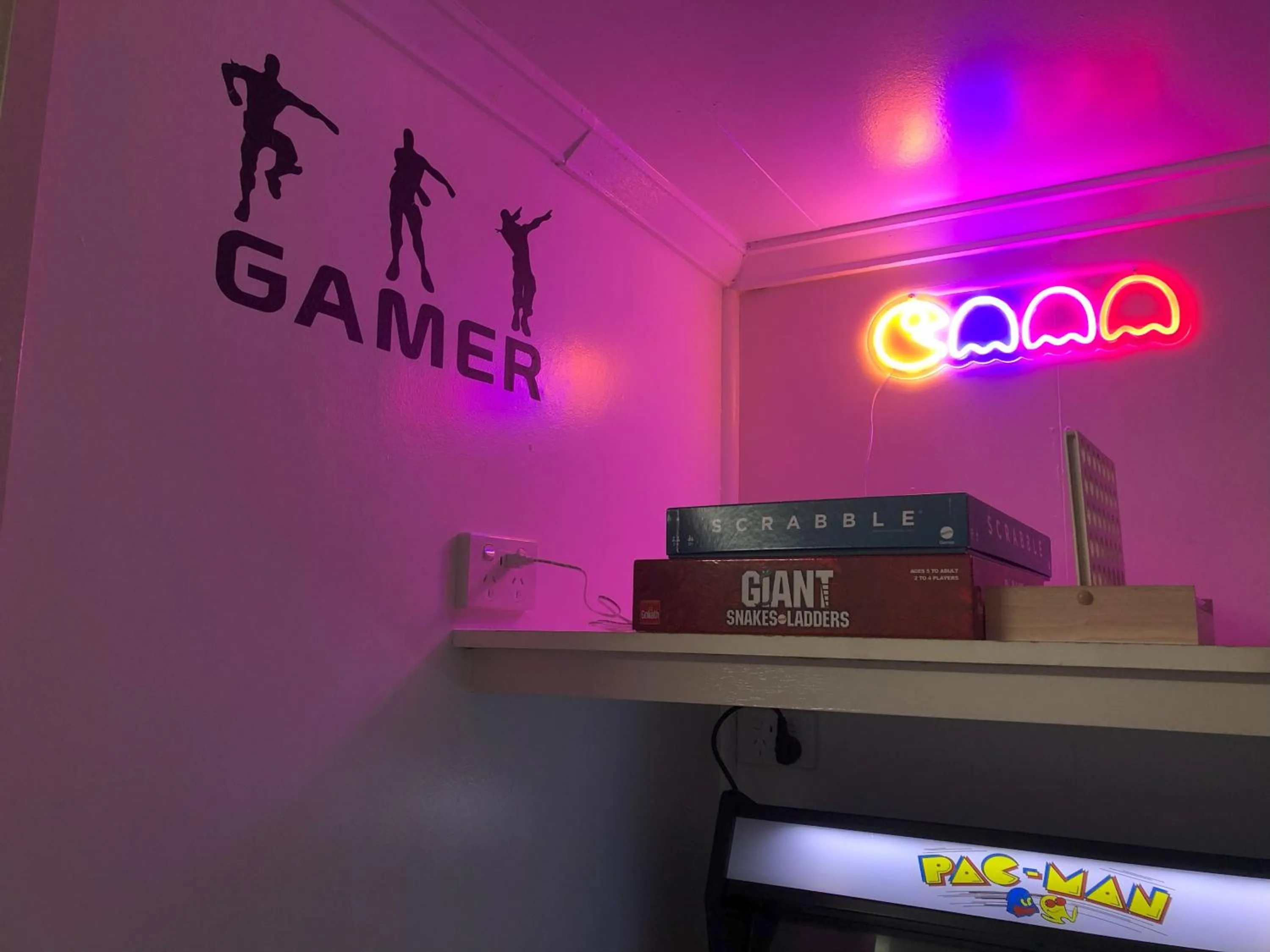 Decorative detail in Acacia Motel