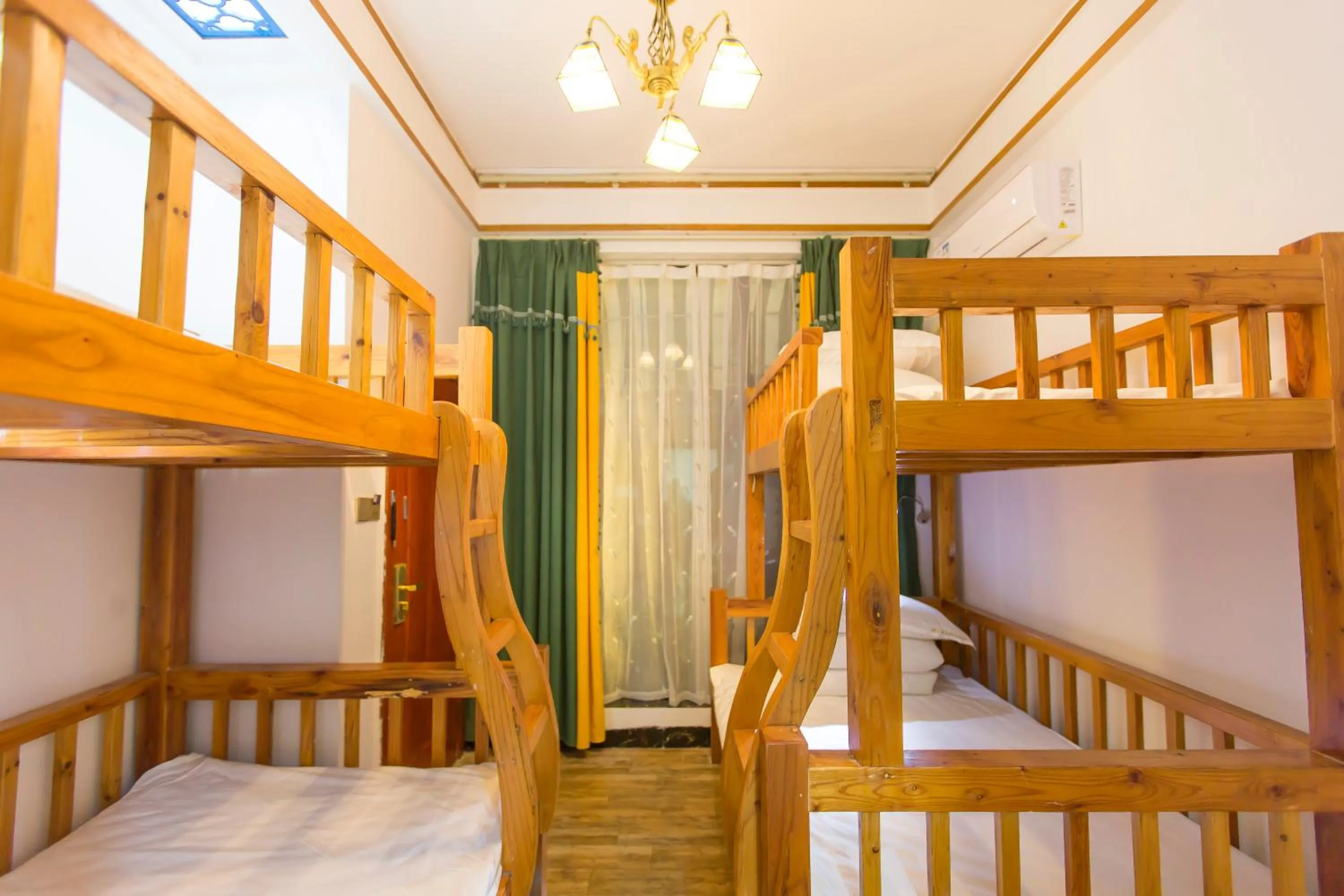 Photo of the whole room, Bed in Edinburgh Hostel