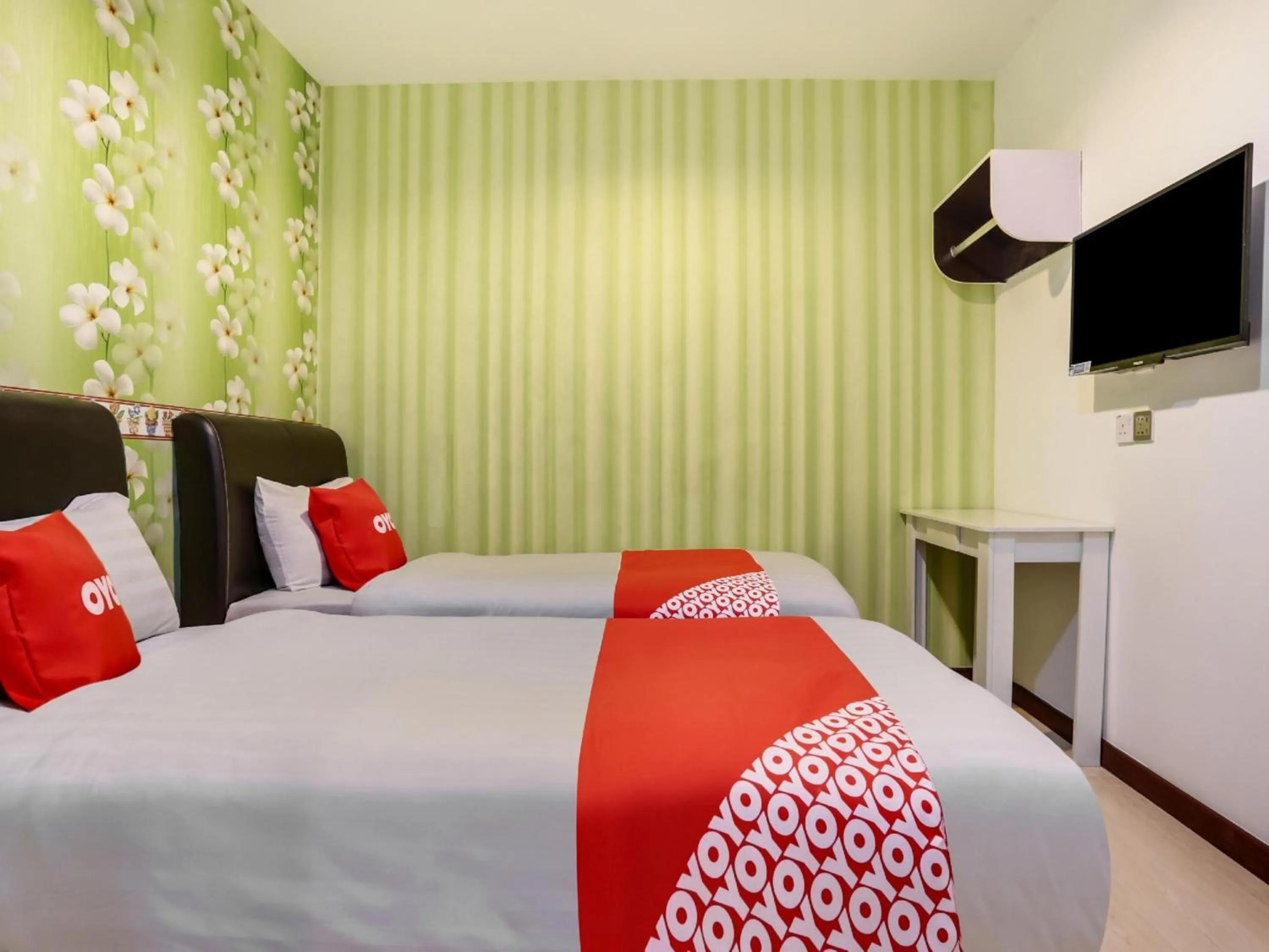 Photo of the whole room, Bed in OYO 89583 Grove Hotel