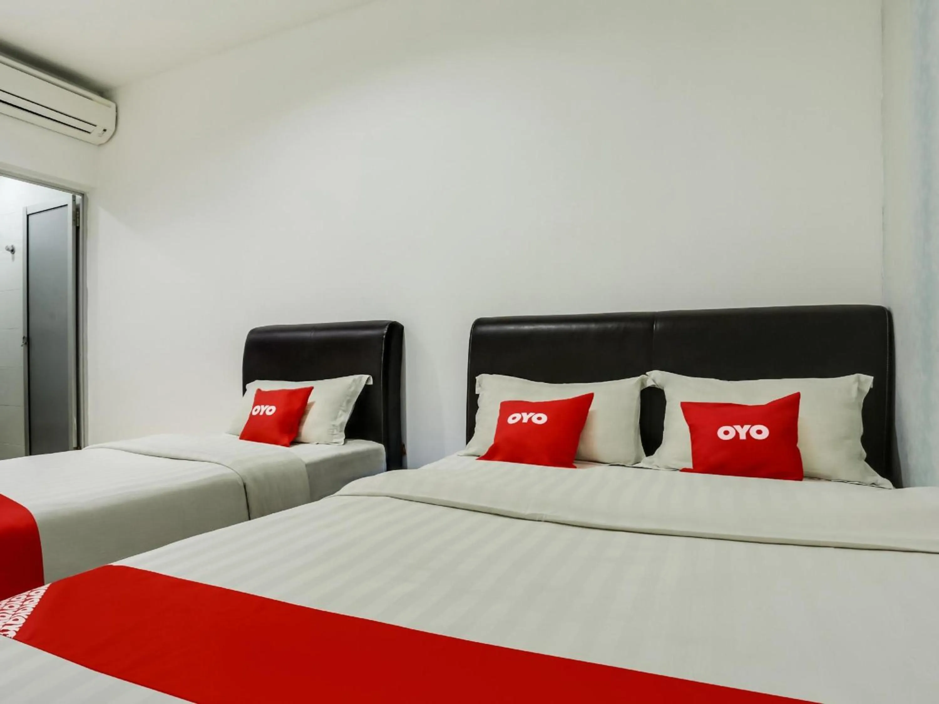 Photo of the whole room, Bed in OYO 89583 Grove Hotel