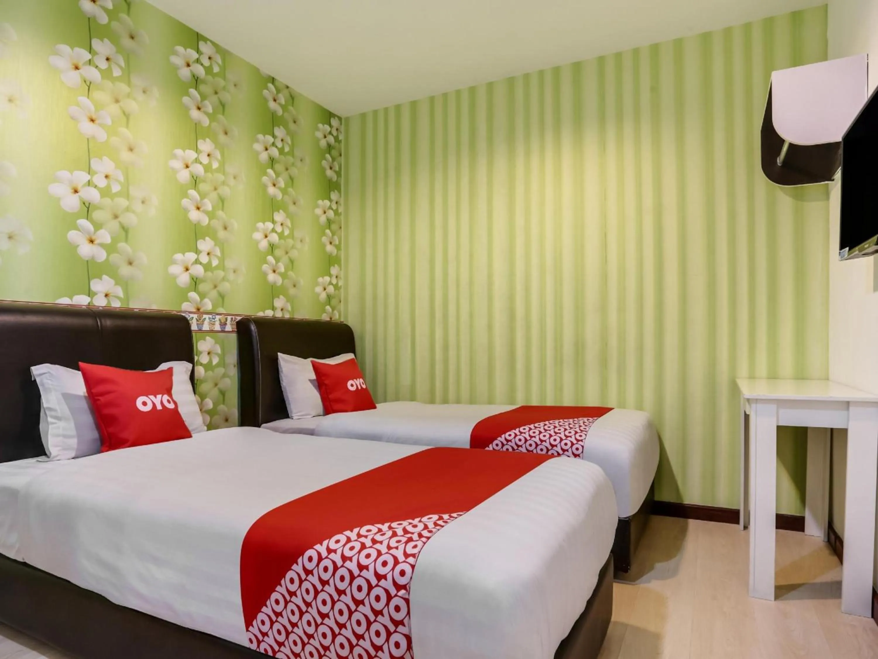 Bedroom, Bed in OYO 89583 Grove Hotel