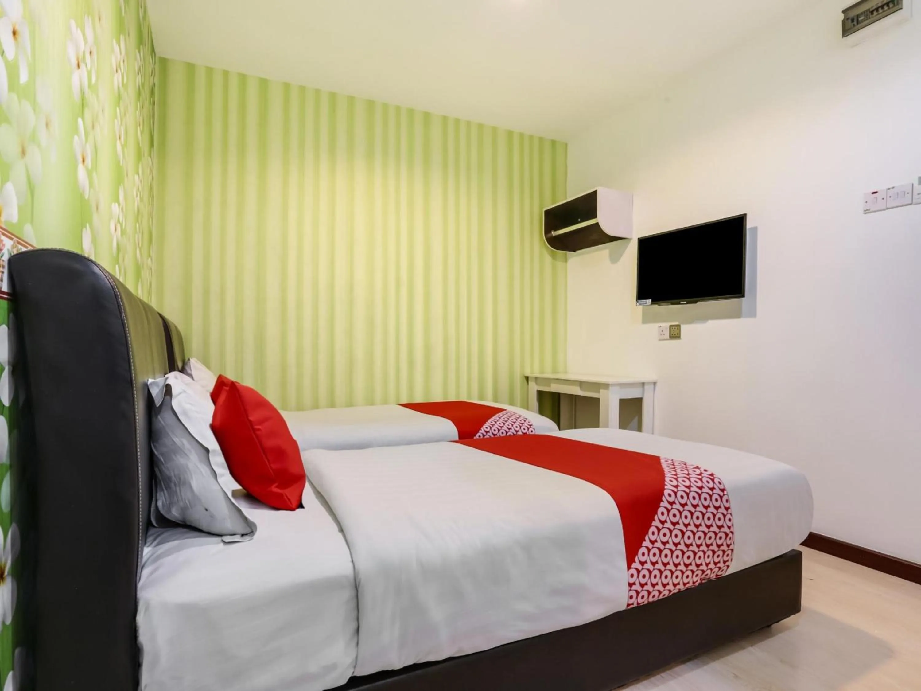 Photo of the whole room, Bed in OYO 89583 Grove Hotel