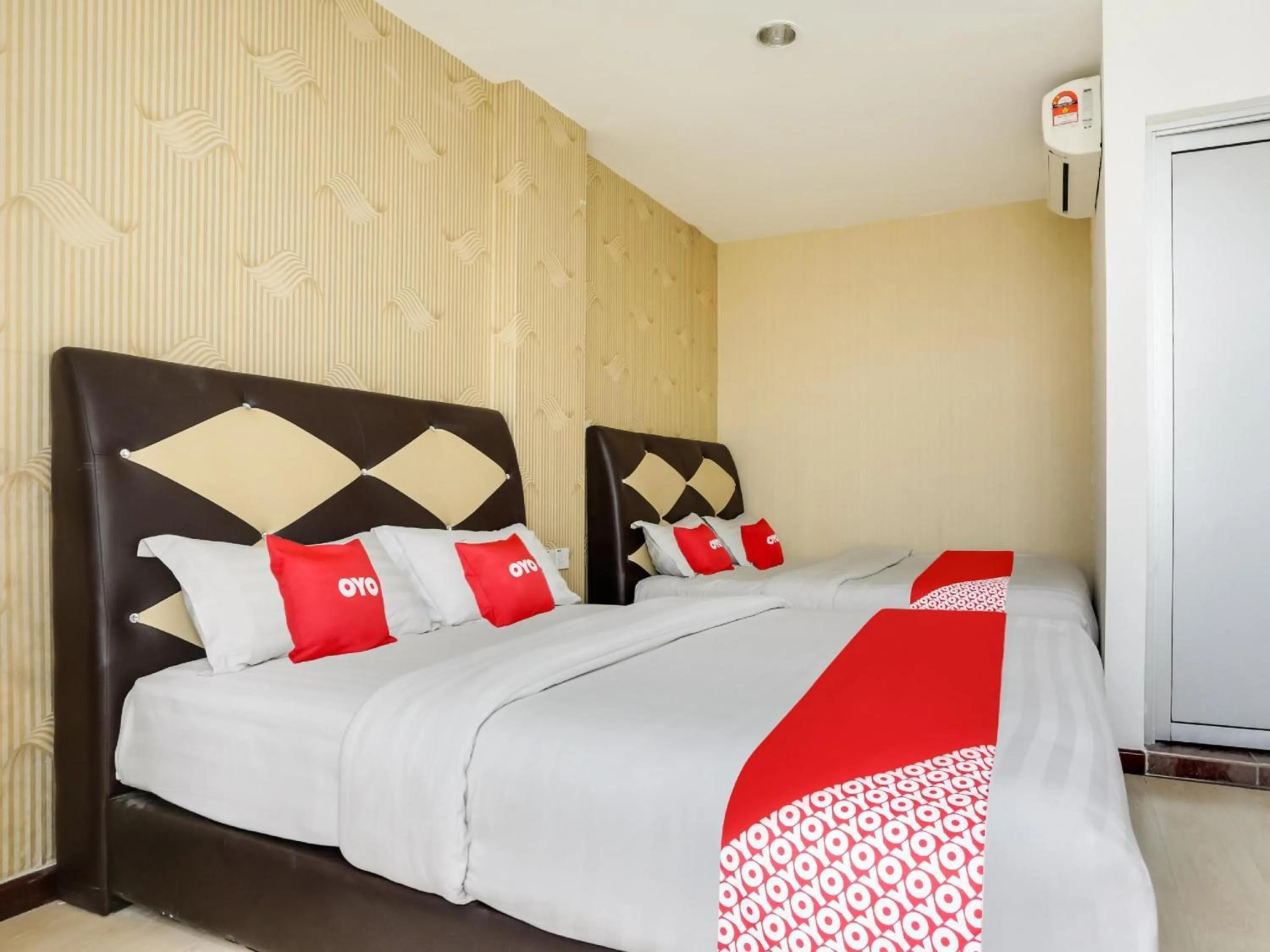 Bedroom, Bed in OYO 89583 Grove Hotel