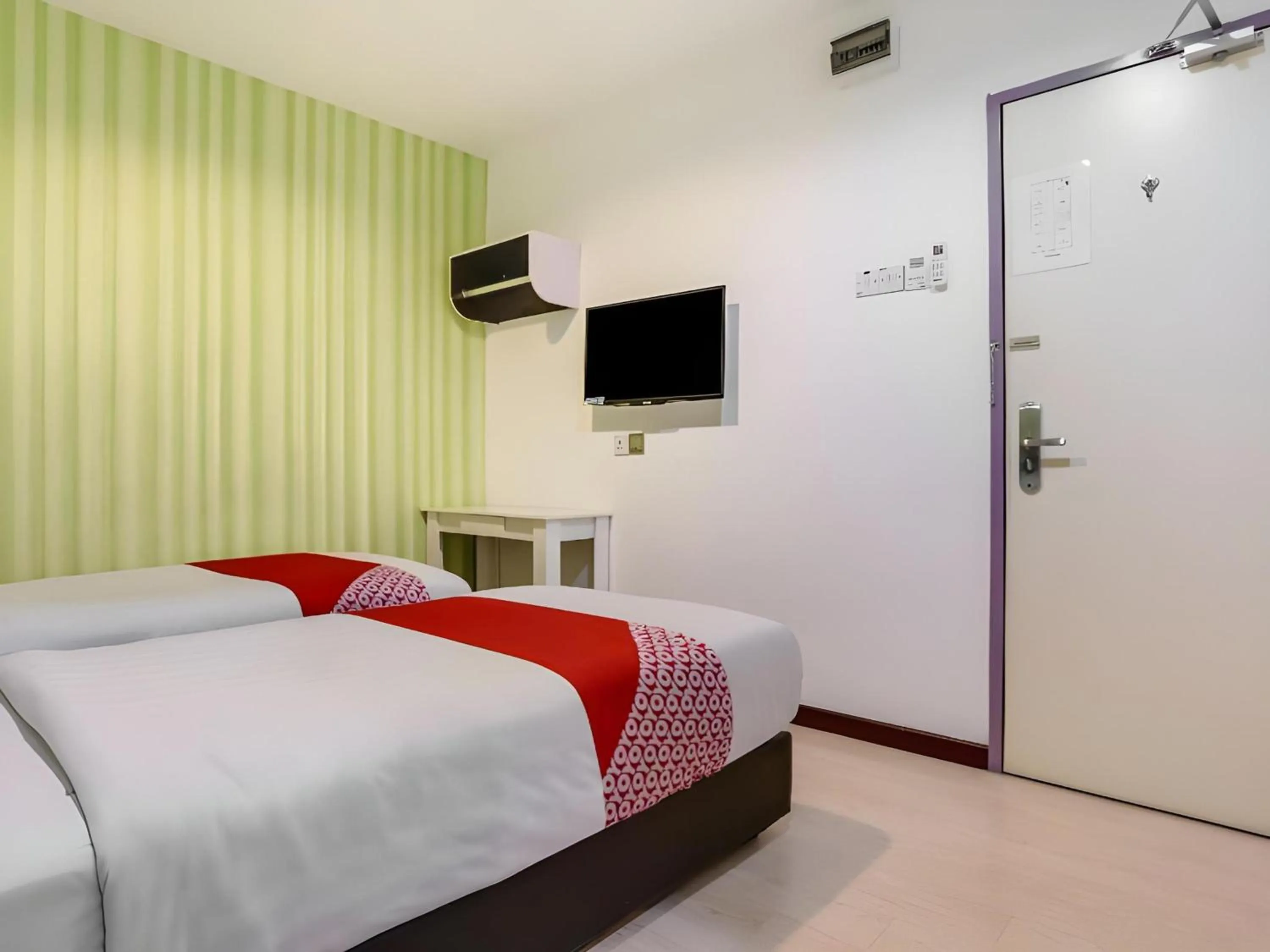 Photo of the whole room, Bed in OYO 89583 Grove Hotel