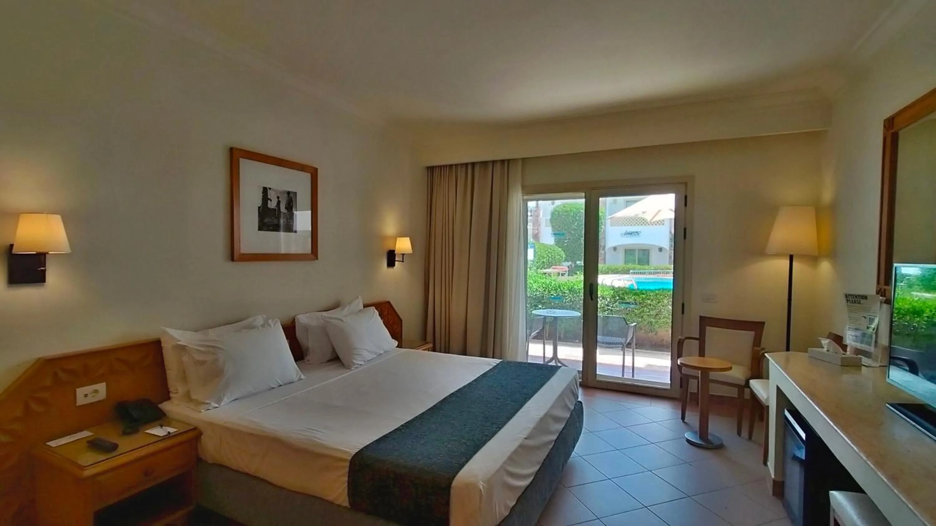 Shower, Bed in Camel Dive Club & Boutique Hotel