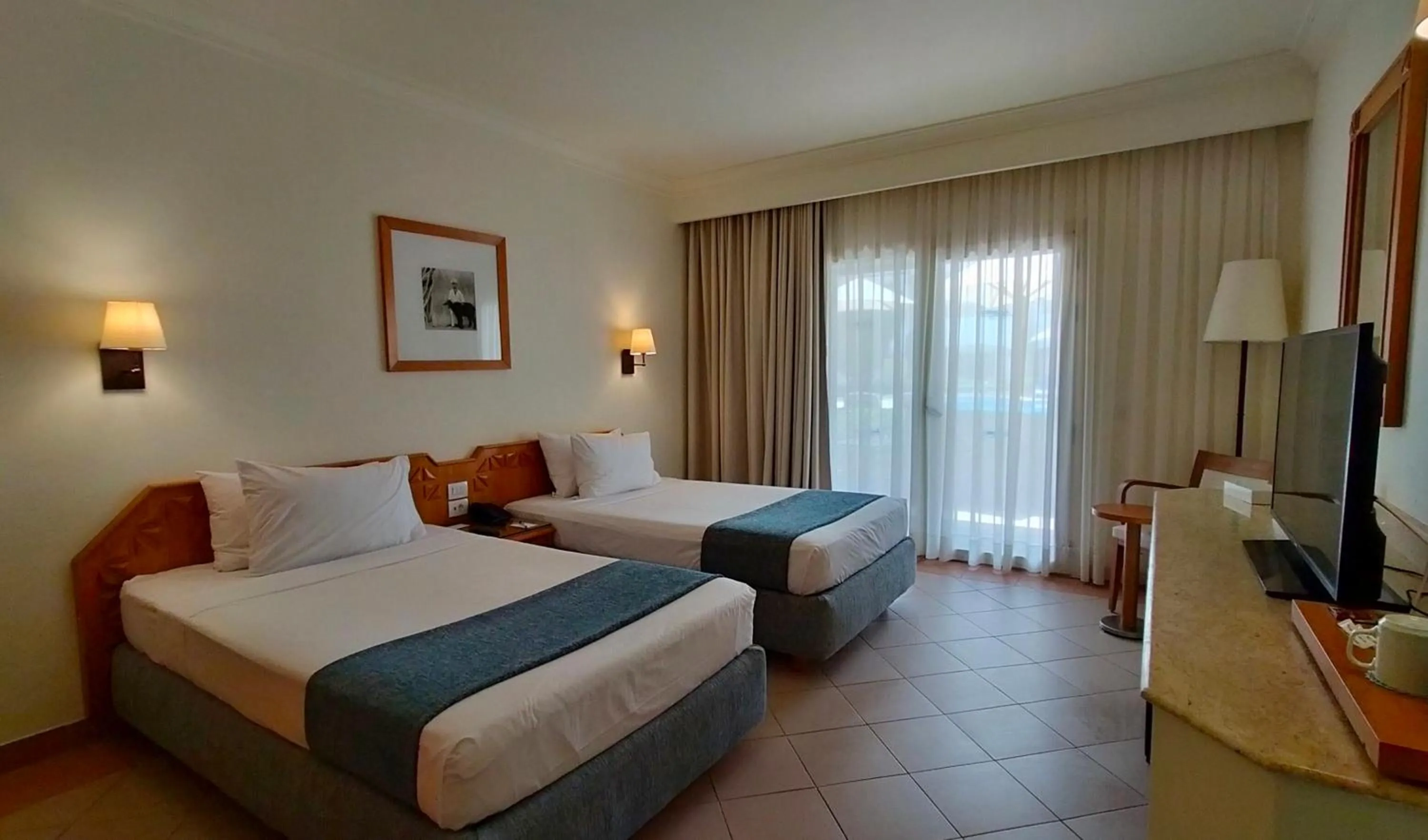 Shower, Bed in Camel Dive Club & Boutique Hotel