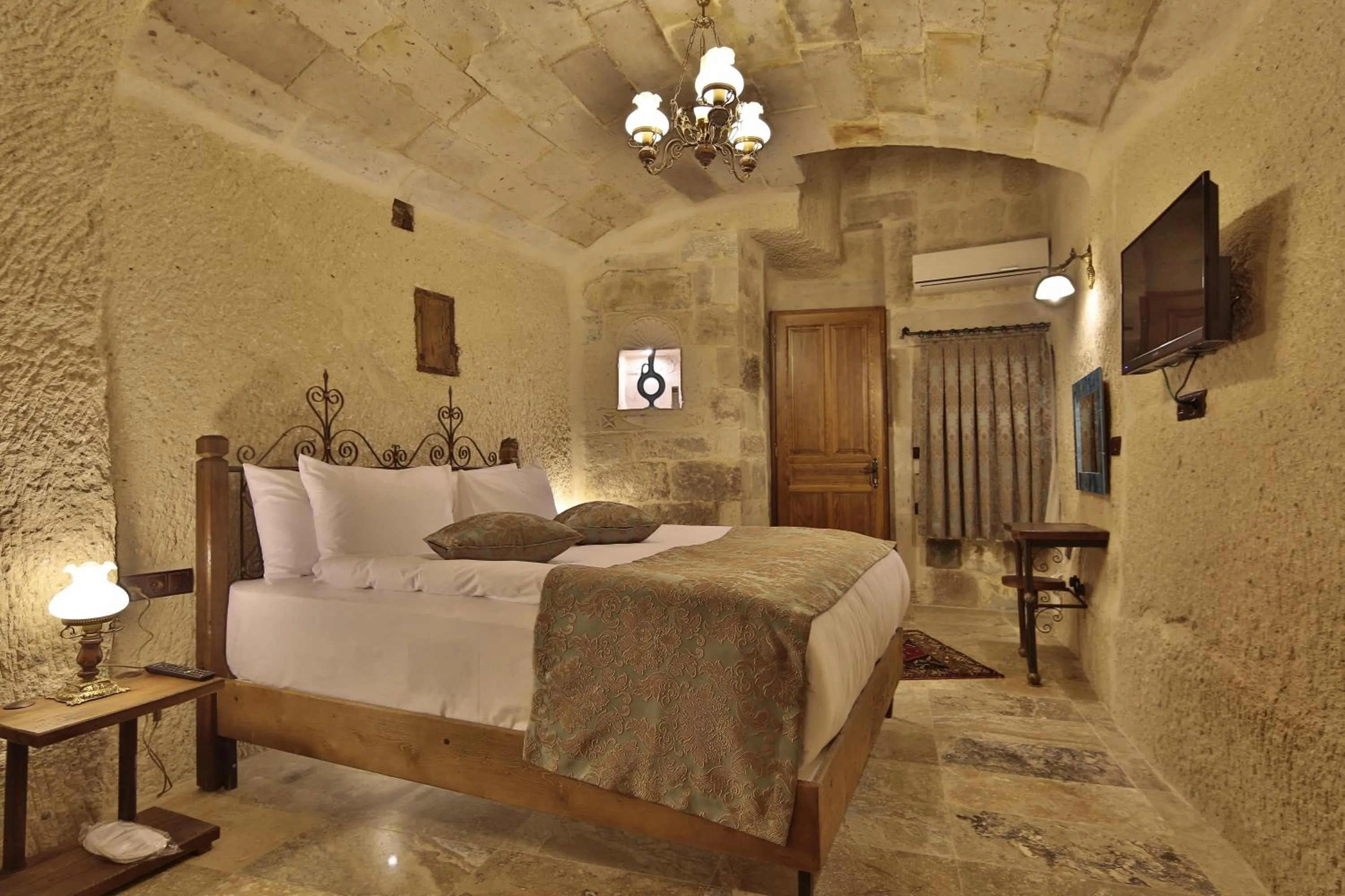 Bedroom, Bed in Aren Cave Hotel And Art Gallery
