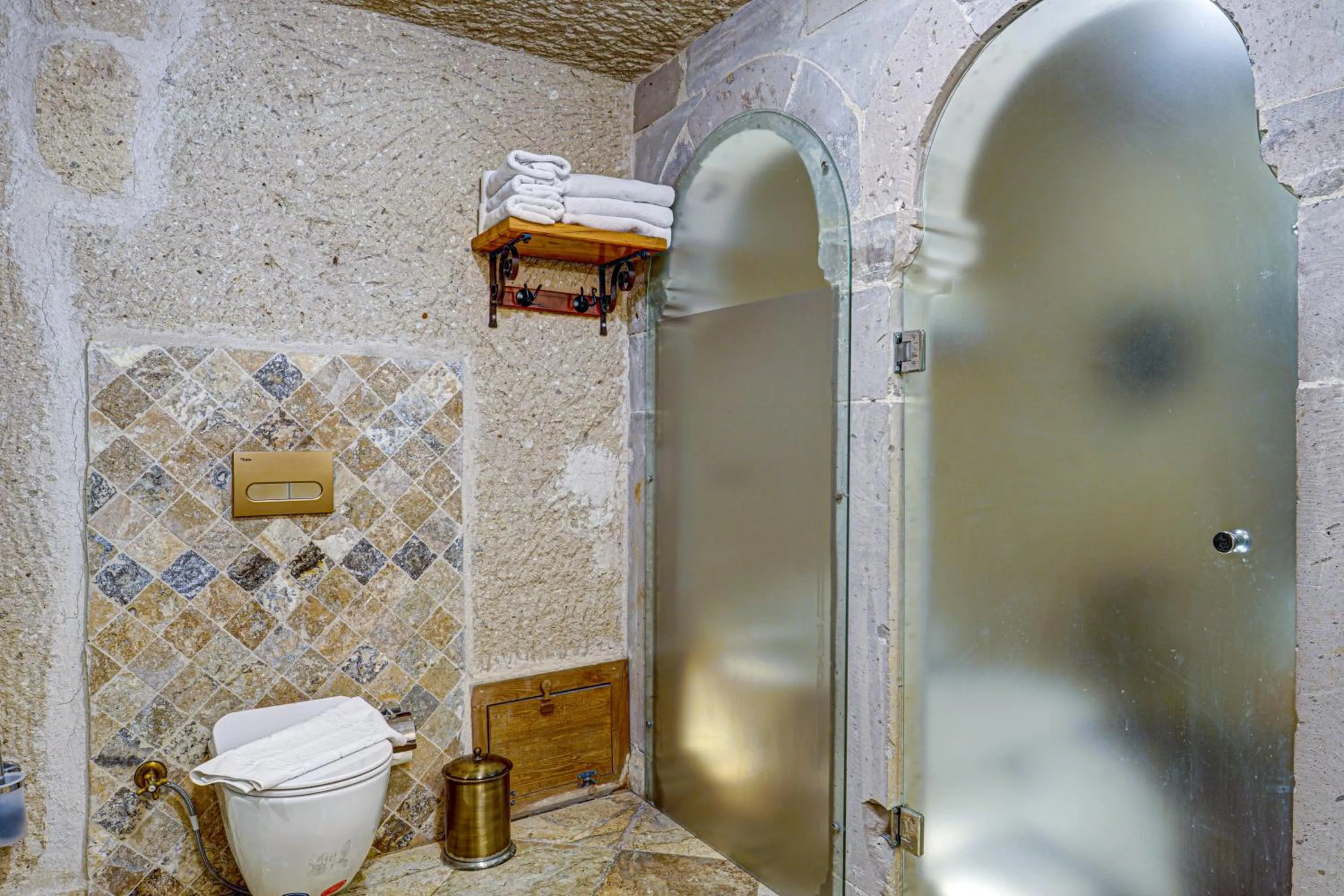 Bathroom in Aren Cave Hotel And Art Gallery