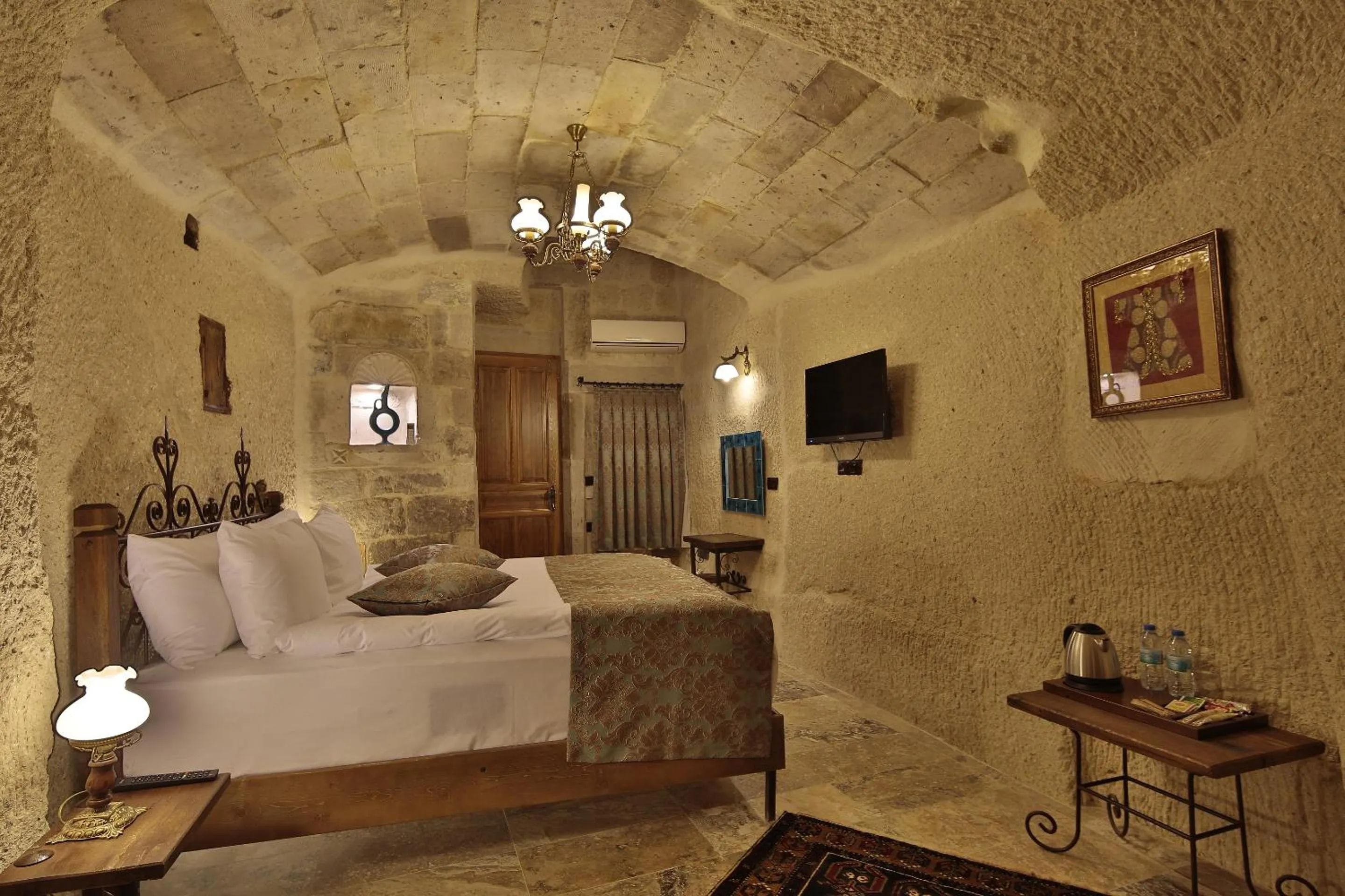 Living room, Bed in Aren Cave Hotel And Art Gallery