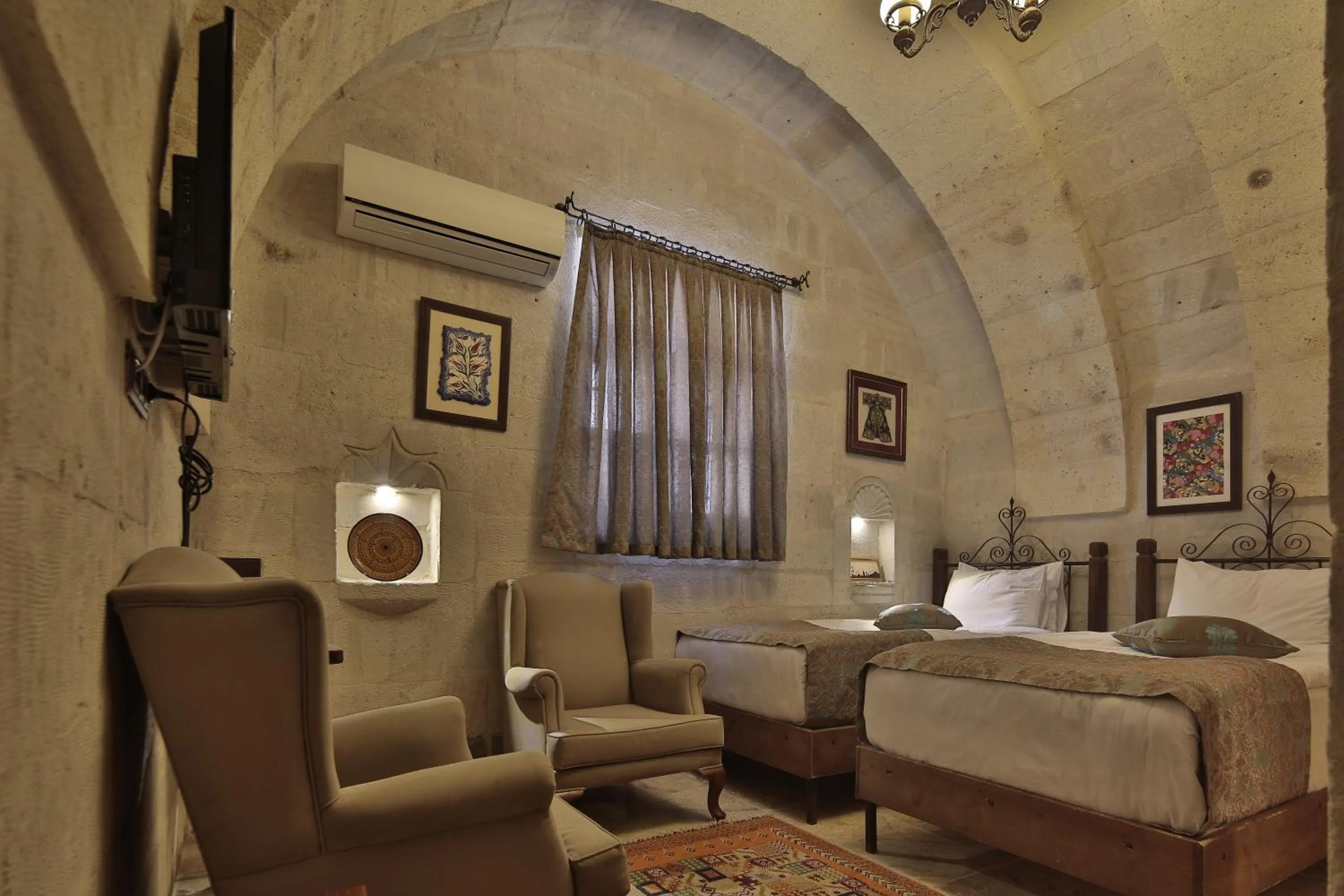 Seating area, Bed in Aren Cave Hotel And Art Gallery