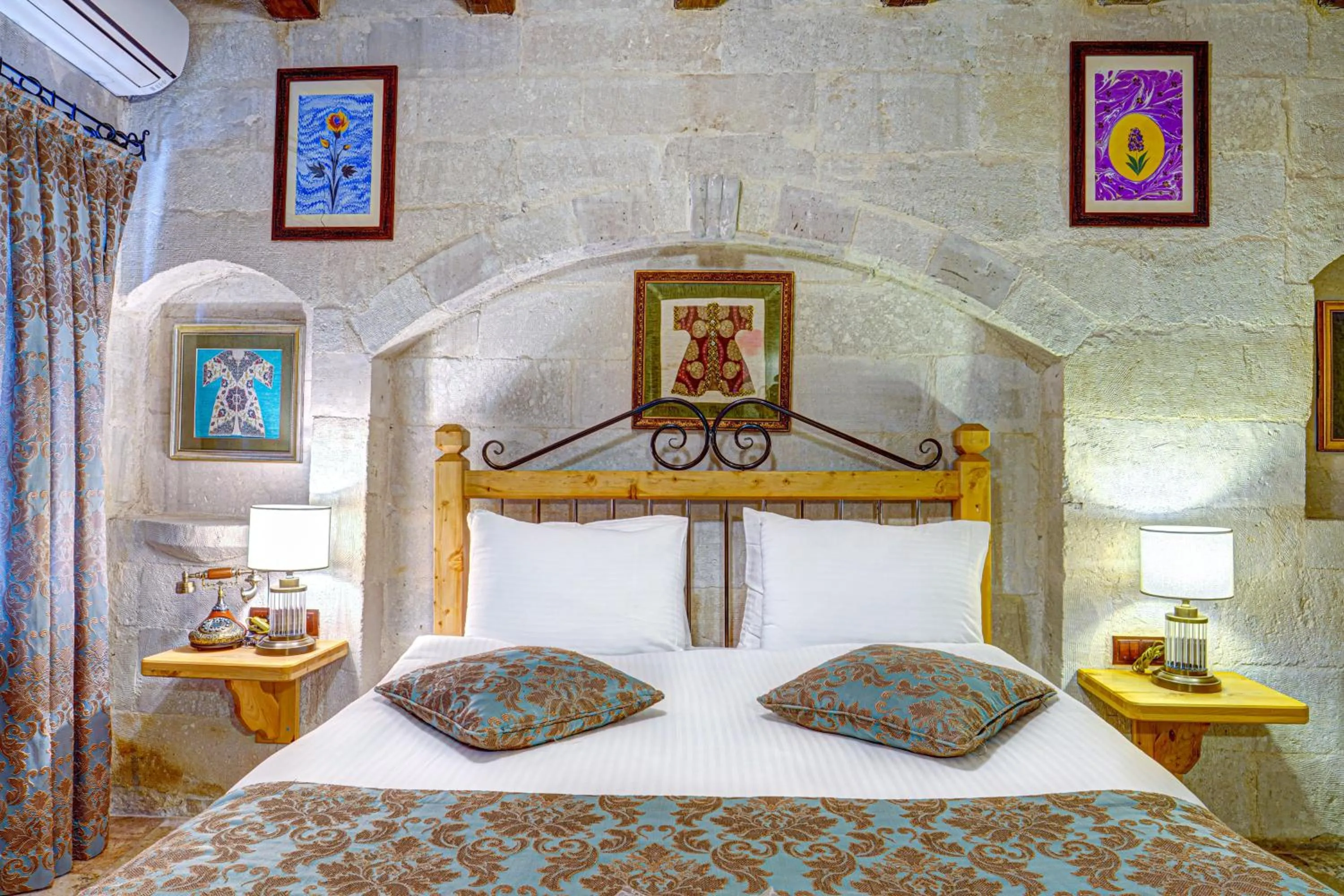 Bed in Aren Cave Hotel And Art Gallery