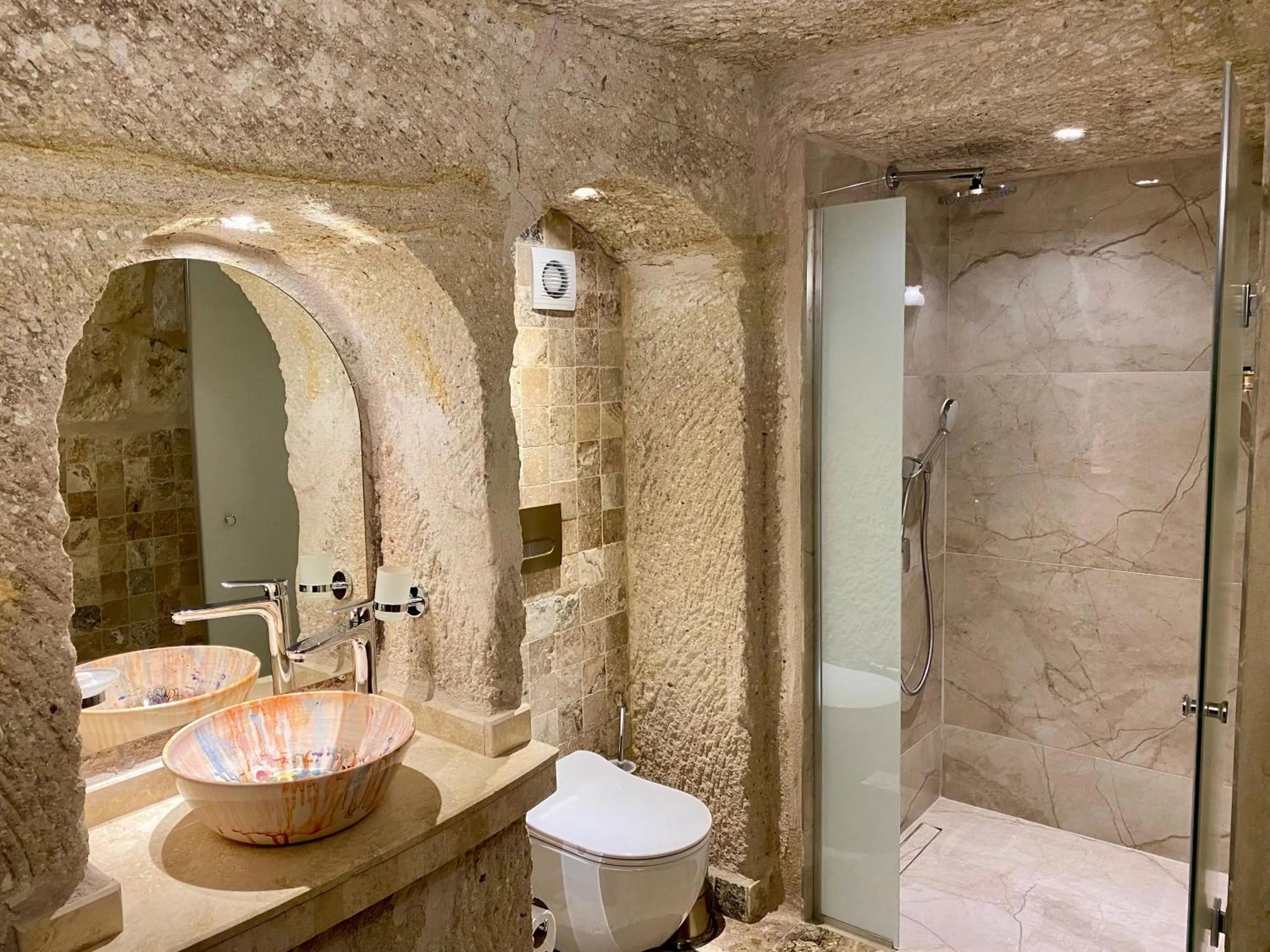 Bathroom in Aren Cave Hotel And Art Gallery