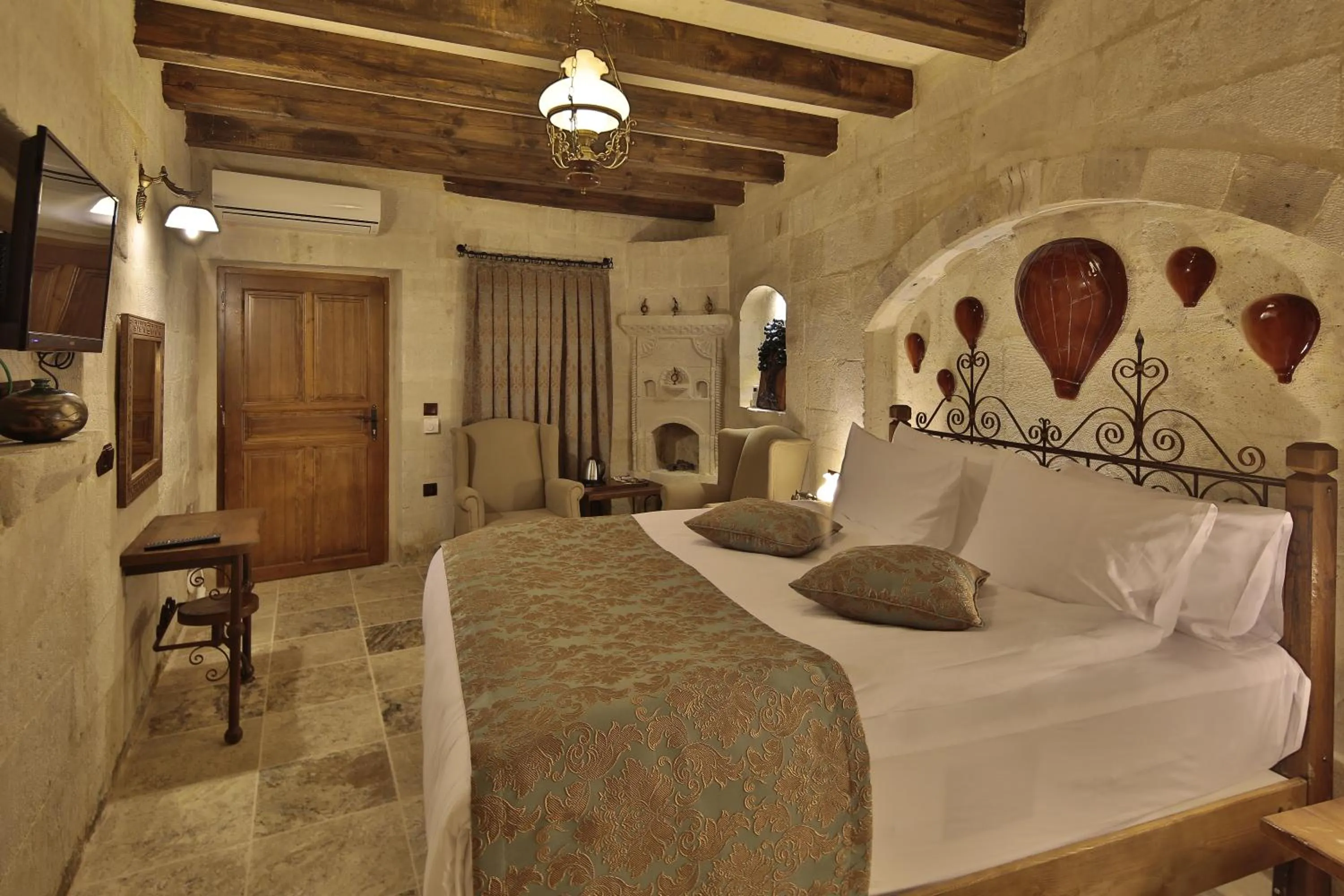 Bed in Aren Cave Hotel And Art Gallery