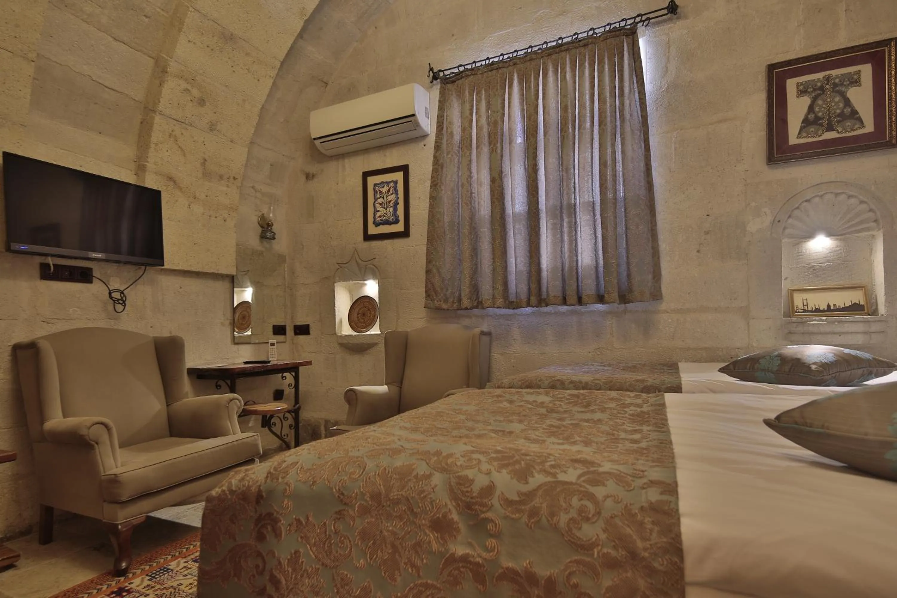 Bed in Aren Cave Hotel And Art Gallery