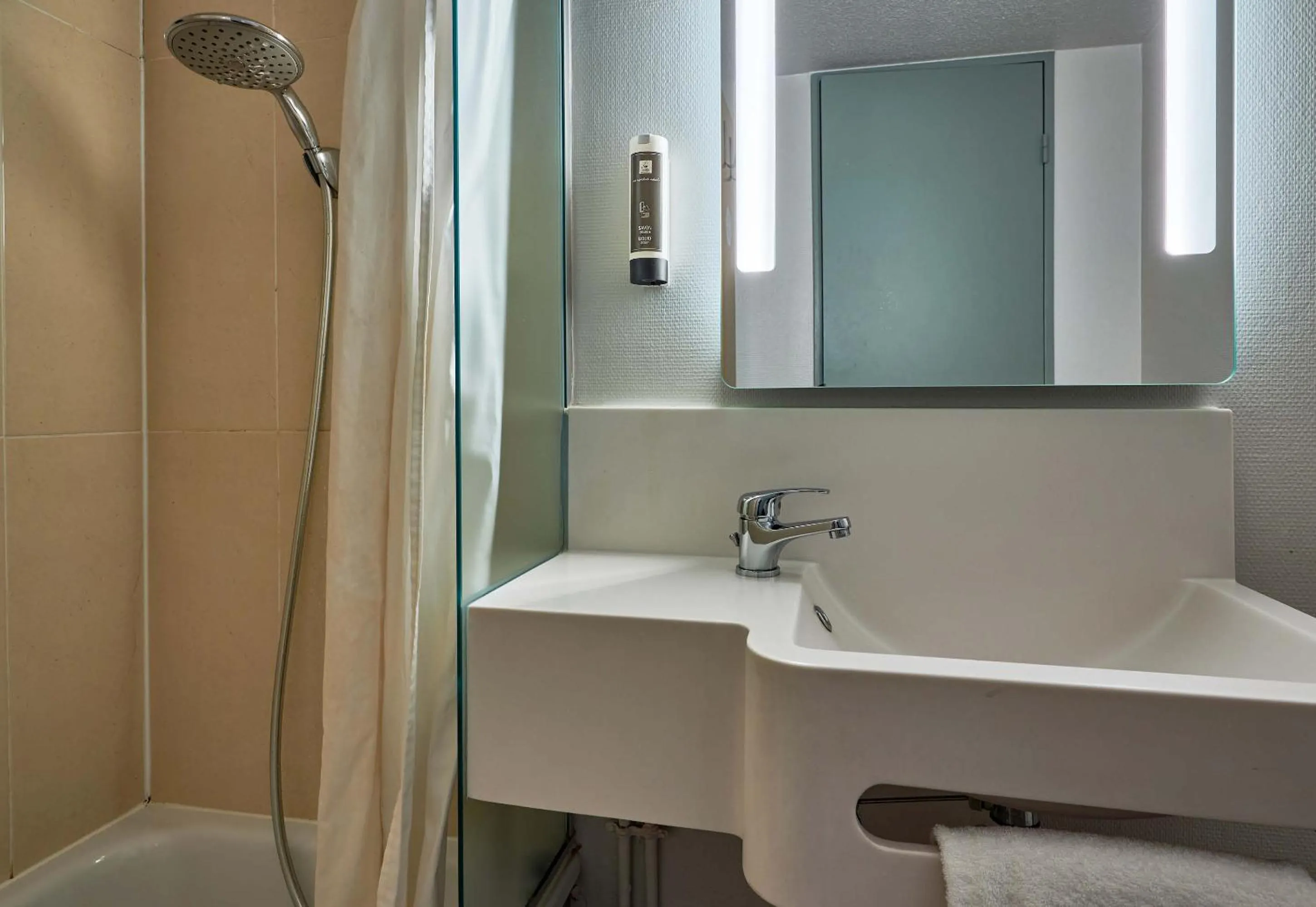 Bathroom in B&B HOTEL Cherbourg