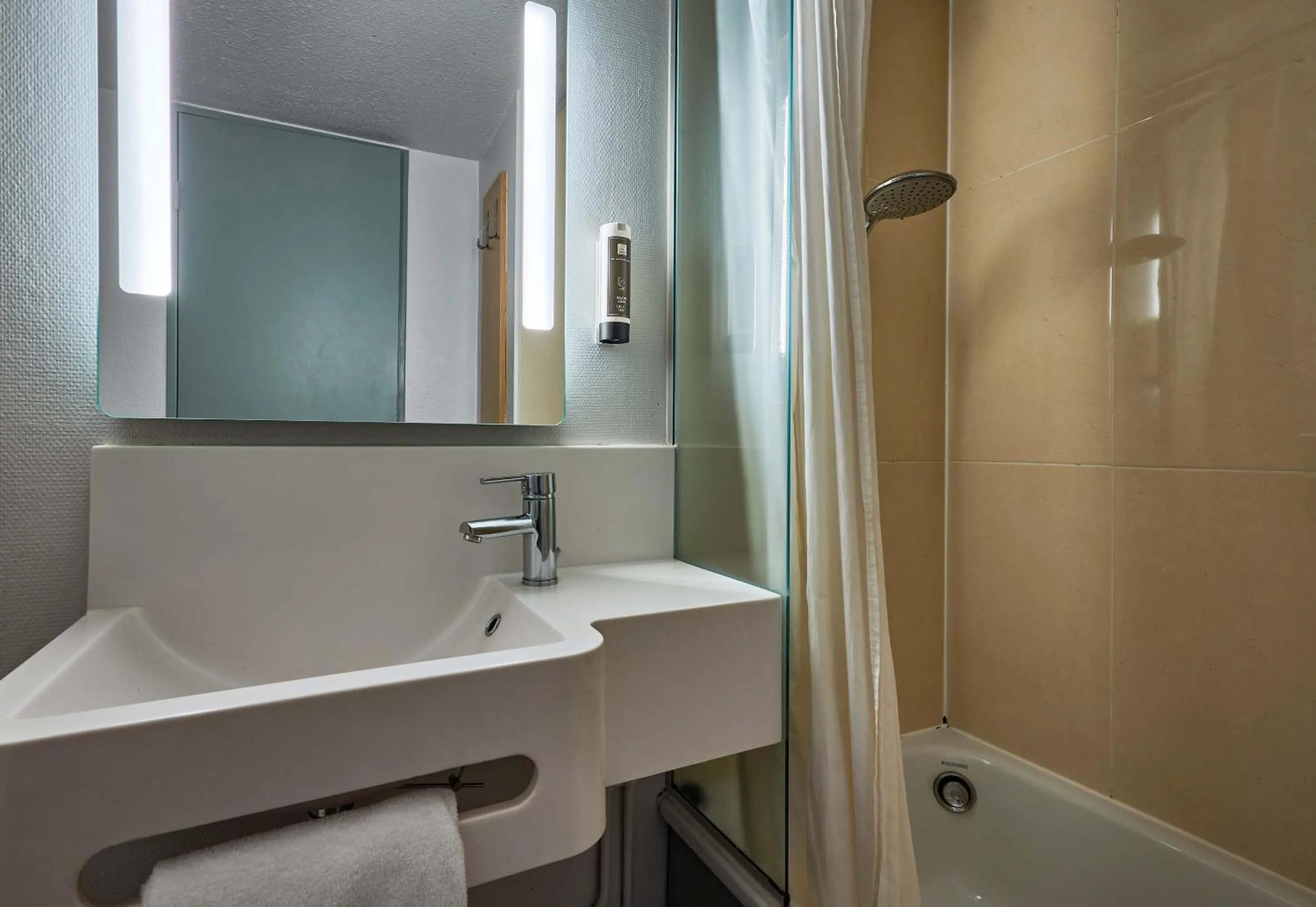 Bathroom in B&B HOTEL Cherbourg