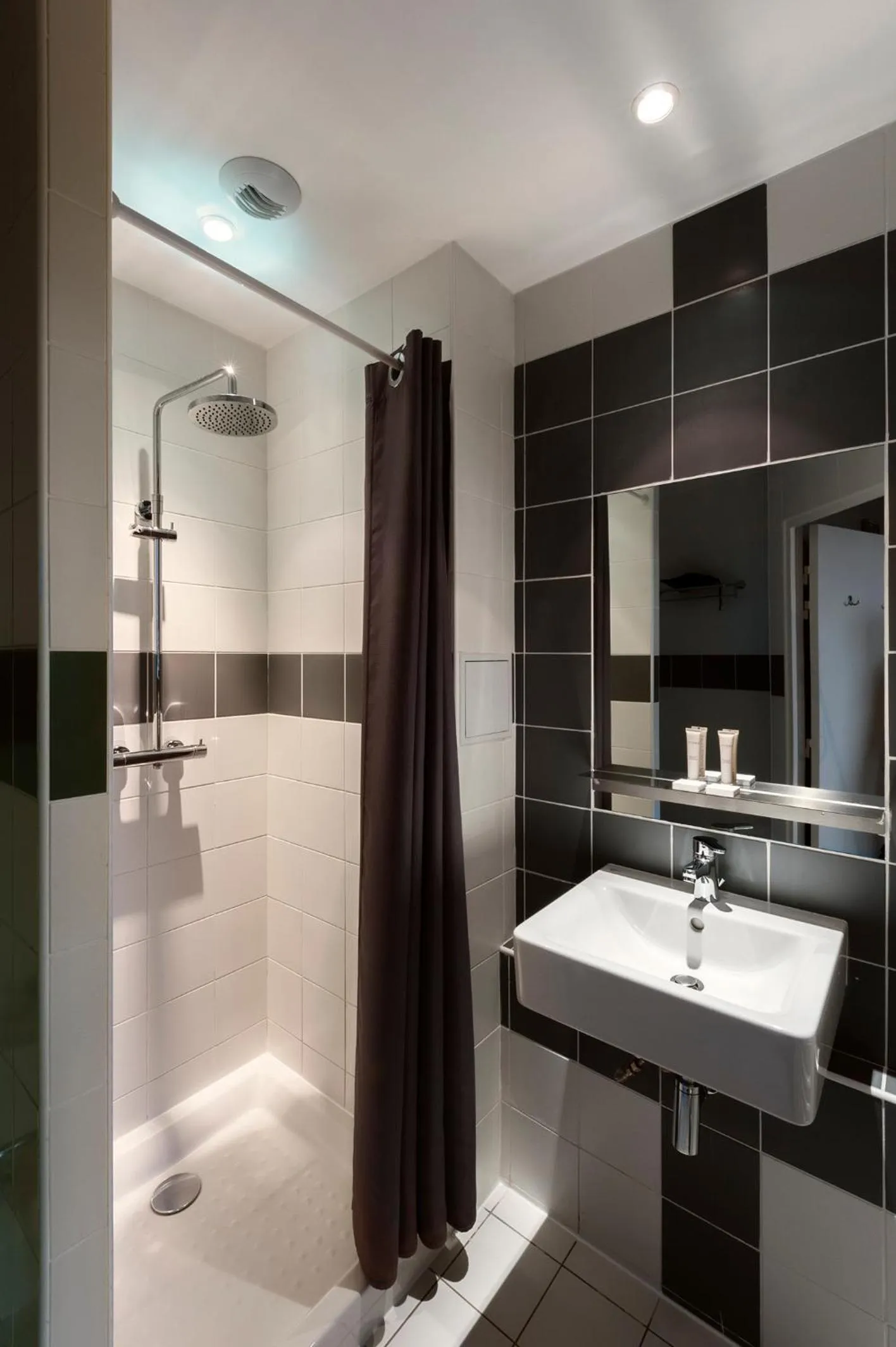 Bathroom in The People Paris Belleville