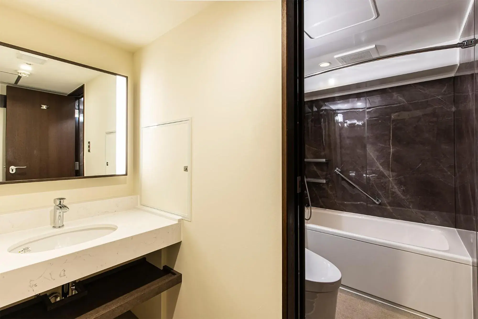 Triple Room in Kobe Tor Road Hotel Sanraku Triple Room in Kobe Tor Road Hotel Sanraku